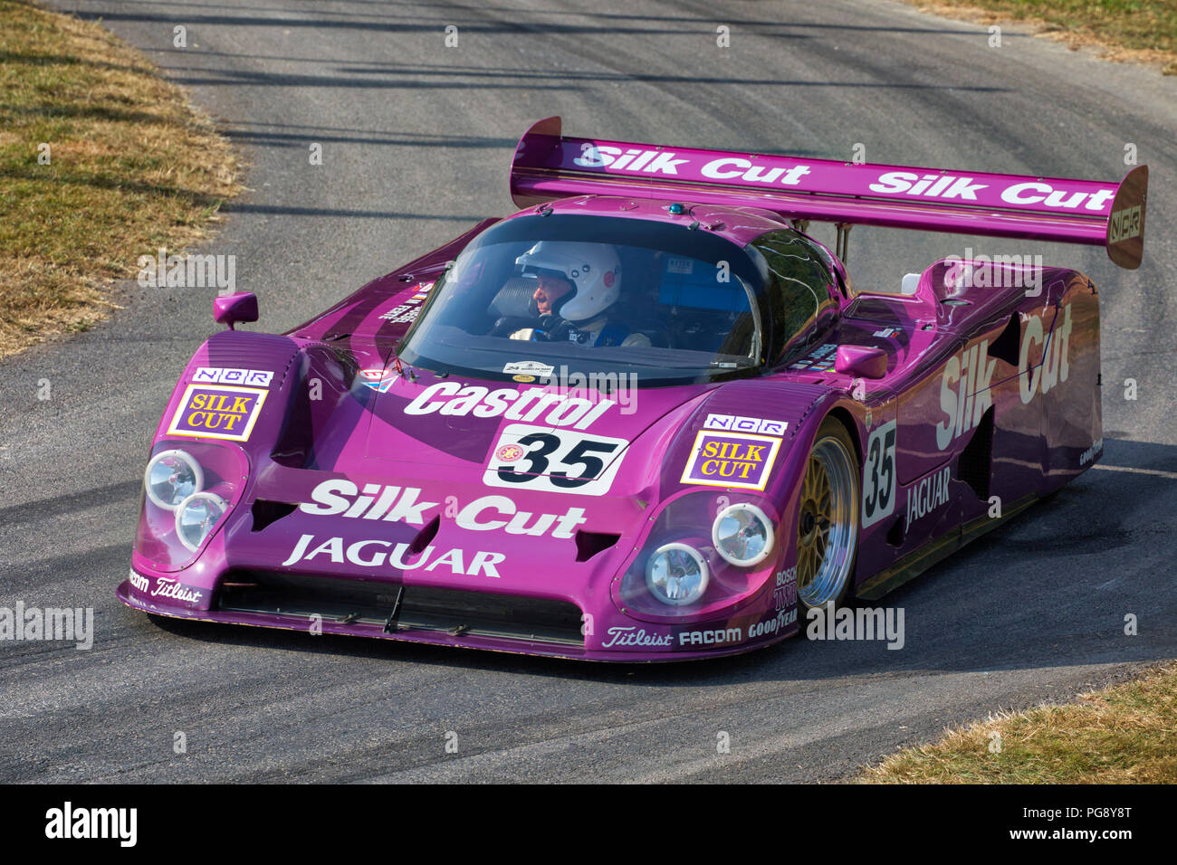 1988 Silk Cut Jaguar XJR-9 LM Le Mans Endurance racer avec chauffeur Gary Pearson au Goodwood Festival of Speed 2018, Sussex, UK. Banque D'Images