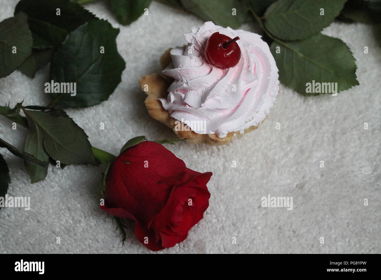 Gateau A La Creme A La Rose Pour Joli Cadeau Romantique Ou Dessert Photo Stock Alamy