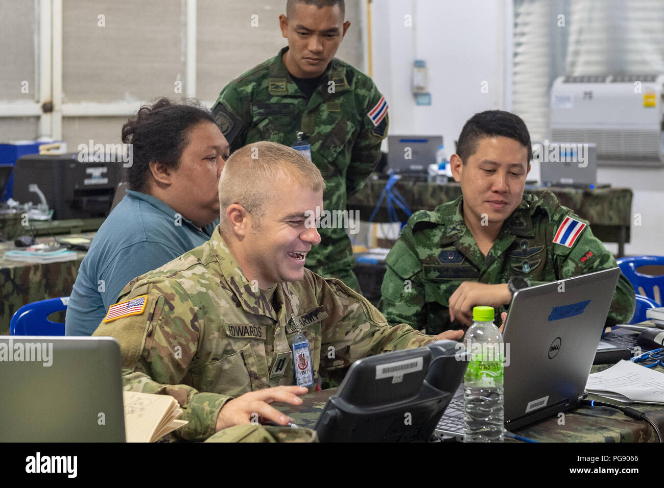 Texas Army National Guard Capt A.J. Edwards, 2-116ème Bataillon interarmes, officier des plans entend achever l'analyse de mission dans le cadre du processus décisionnel militaire avec l'Armée royale thaïlandaise Capt Chawanon Musikadilok, commandant de compagnie du 2e Bataillon d'infanterie, 1ère compagnie de rapides 22 août, le Centre de cavalerie dans l'Sarburi province. Les deux font partie de l'Armée américaine plus de 500 Garde nationale d'armée, et des soldats de l'Armée royale thaïlandaise participant à Hanuman gardien 2018, un exercice bilatéral qui renforce et développe la capacité de l'interopérabilité entre les États-Unis et l'Armée royale thaïlandaise pour Banque D'Images