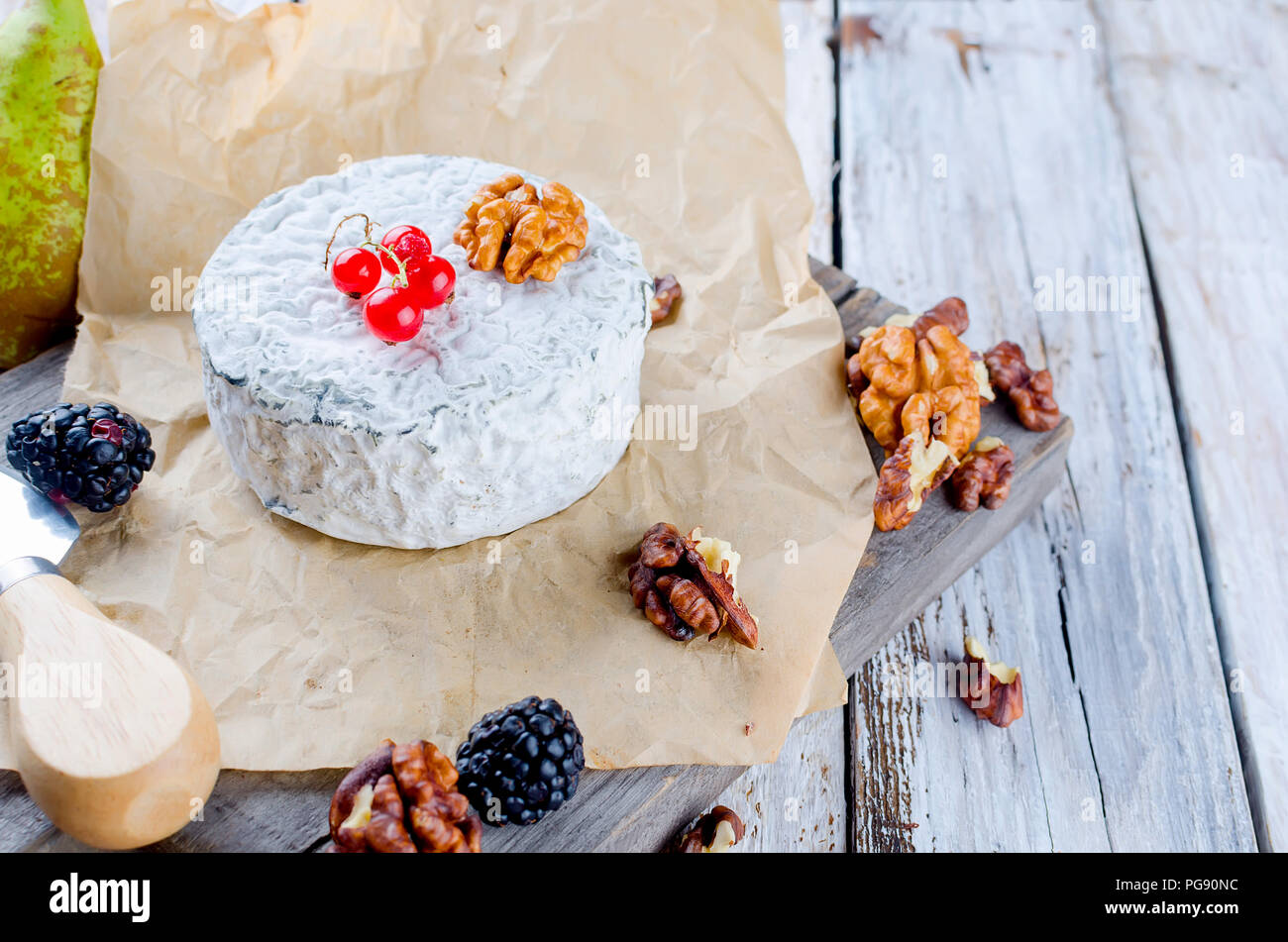 Tête de caillé de fromage bleu et olives. Le miel et poire, pomme sur la vieille table en bois blanc, vue du dessus Banque D'Images