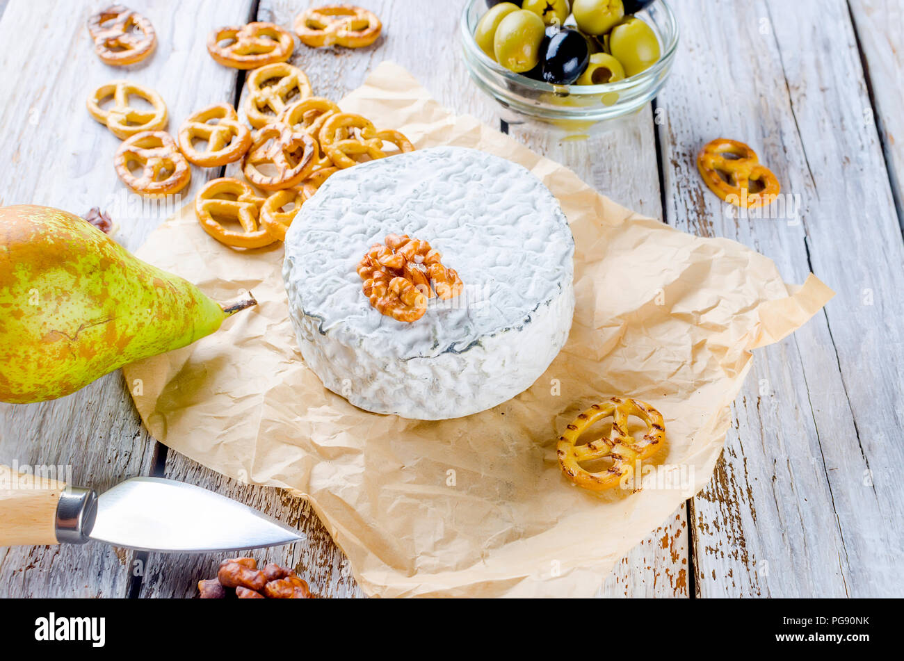Tête de caillé de fromage bleu et olives. Le miel et poire, pomme sur la vieille table en bois blanc, vue du dessus Banque D'Images