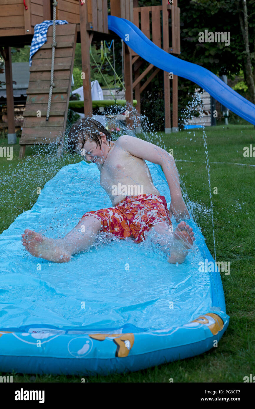 naked favdolls[[[[ boy Glissade d'eau, boy Banque de photographies et d'images à haute résolution  - Alamy
