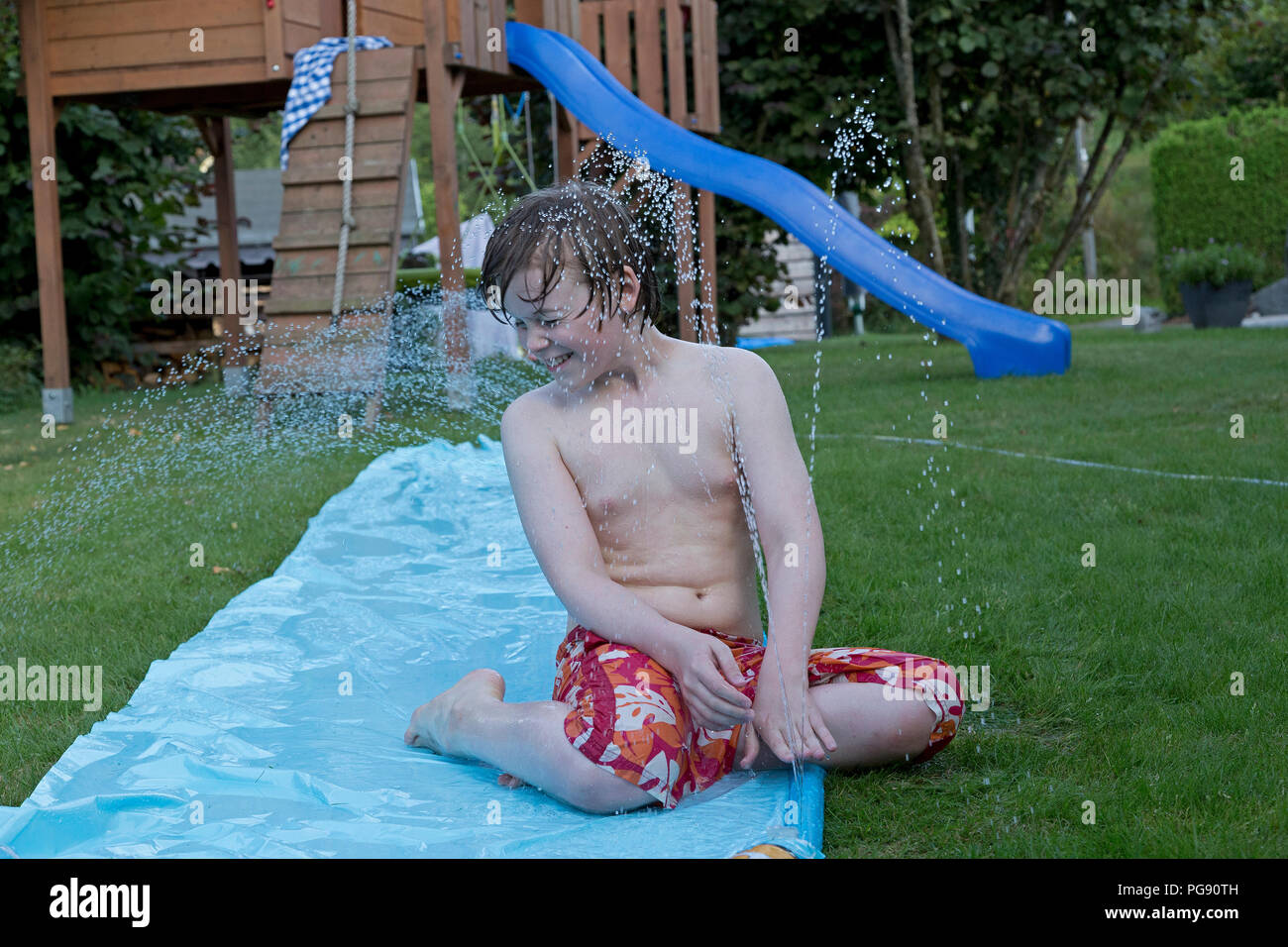 racje favdolls 36 Les gens sont à glisser sur un toboggan d'une piscine publique Photo Stock  - Alamy