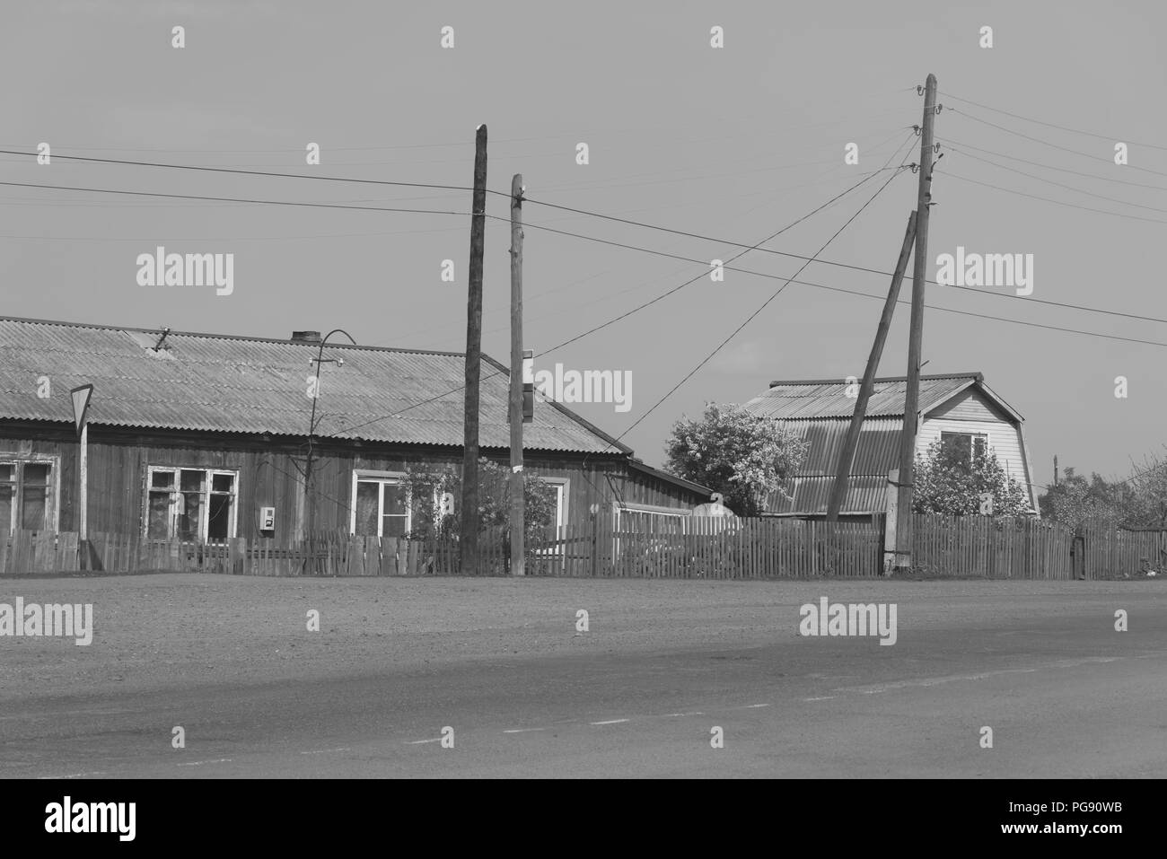 Vieille maison en bois contre ciel bleu clair dans petit village en Russie Banque D'Images