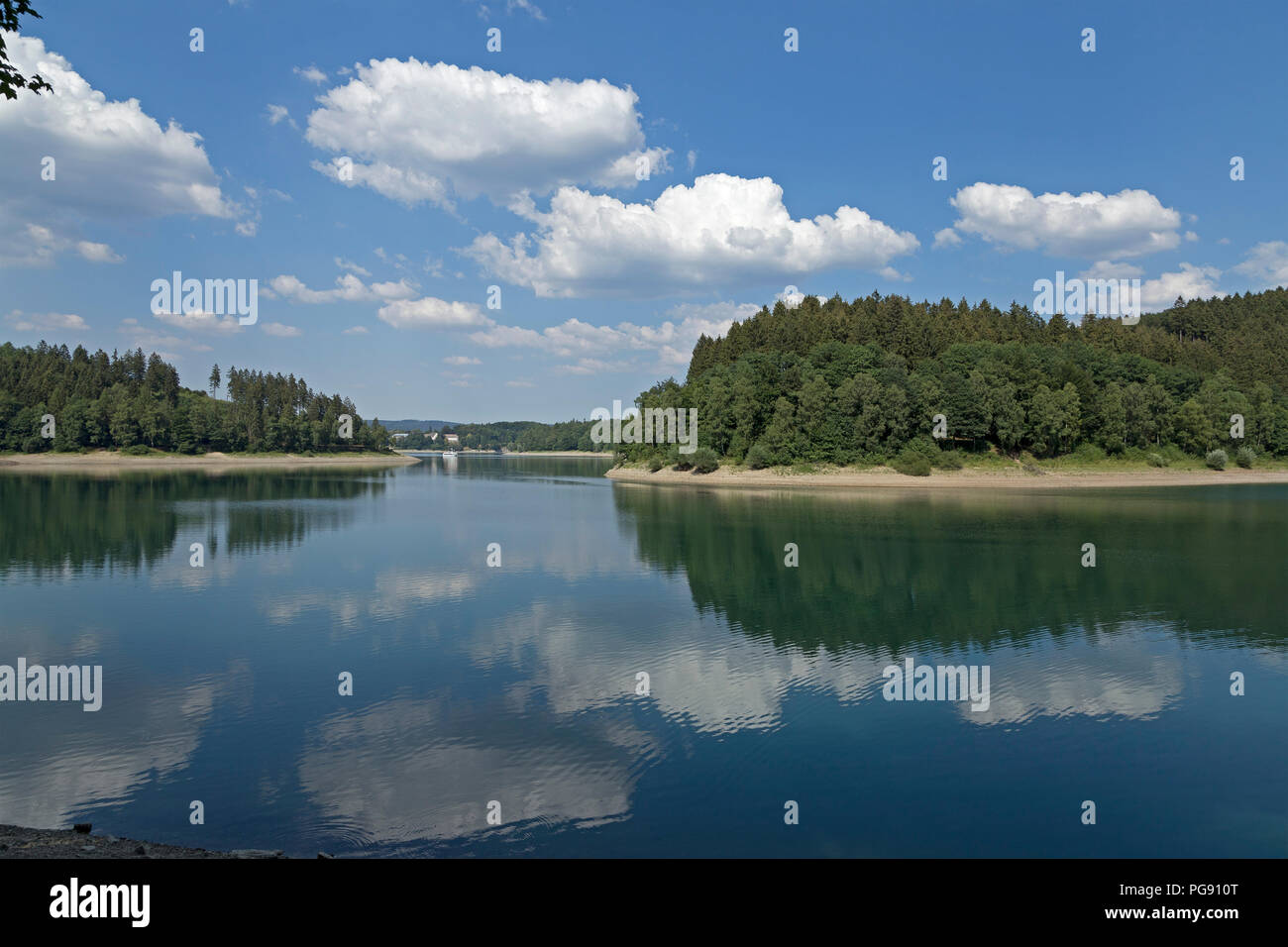 Lake Henne près de Meschede, Rhénanie-Palatinat, Hesse, Allemagne Banque D'Images
