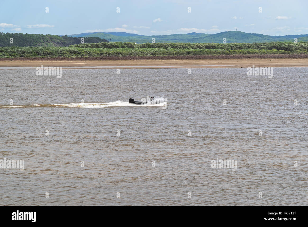 Vue panoramique d'un bateau à moteur sur le fleuve Amour contre le ciel bleu, Komsomolsk-sur-l'amour, Russie Banque D'Images