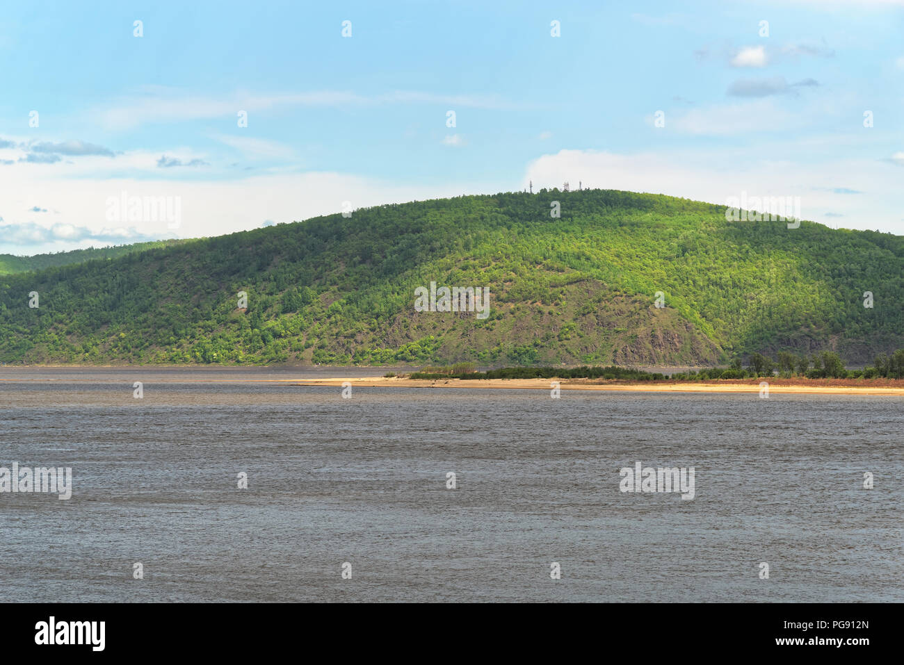 Vue panoramique du fleuve Amour et les collines boisées de la rive opposée, Komsomolsk-sur-l'amour, Russie Banque D'Images