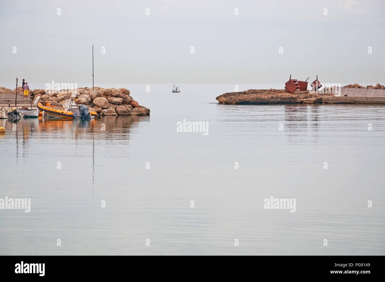 MALLORCA, ESPAGNE - 22 juillet 2012 : bateau de pêche dans la brume laiteuse en mer le 22 juillet 2012 à Majorque, en Espagne. Banque D'Images