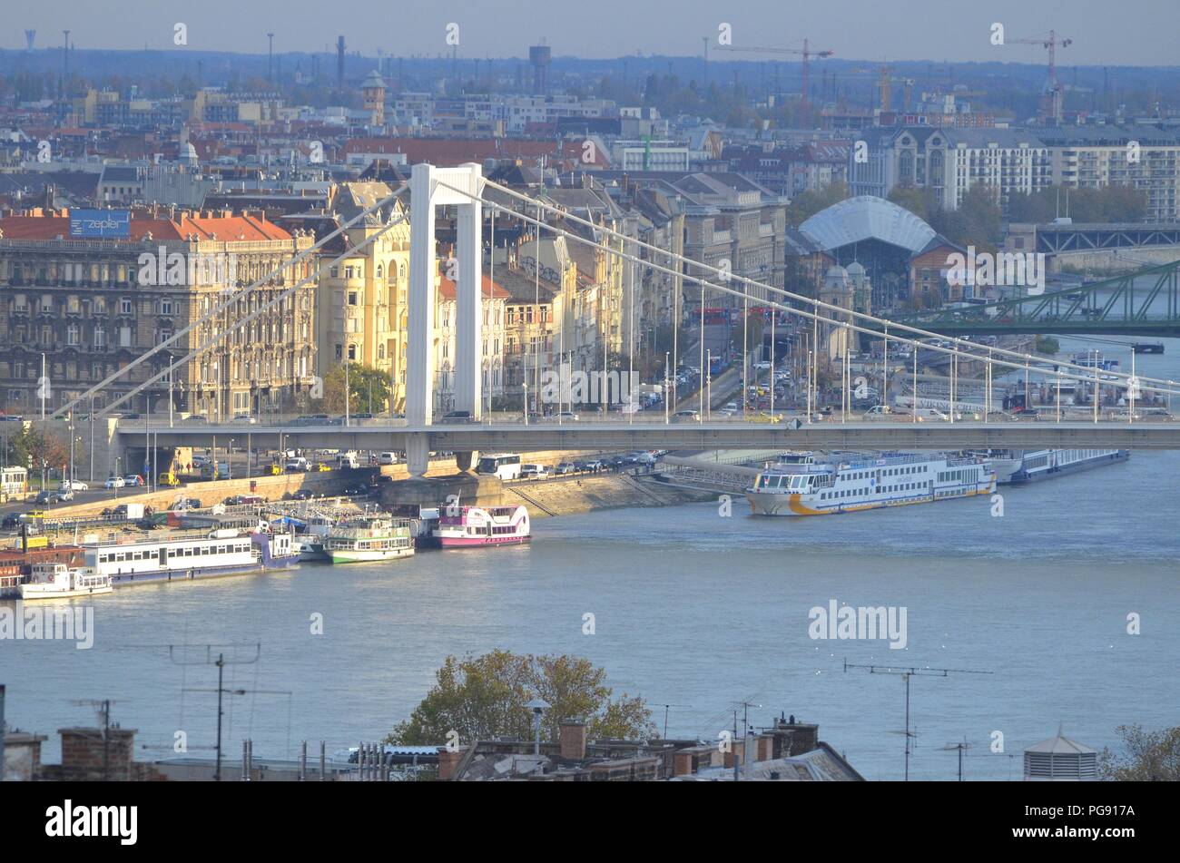 Pont Elisabeth vu de bateaux de croisière à Buda, Pest dans l'arrière-plan. Plus loin sur le côté droit du centre commercial 'commun' Banque D'Images