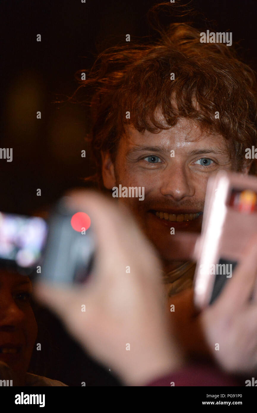 Outlander star Sam Heughan (joue le caractère de Jamie Fraser) se réunit et geets fans lors de l'enregistrement à St Andrew's Square à Glasgow pour l'up et Banque D'Images