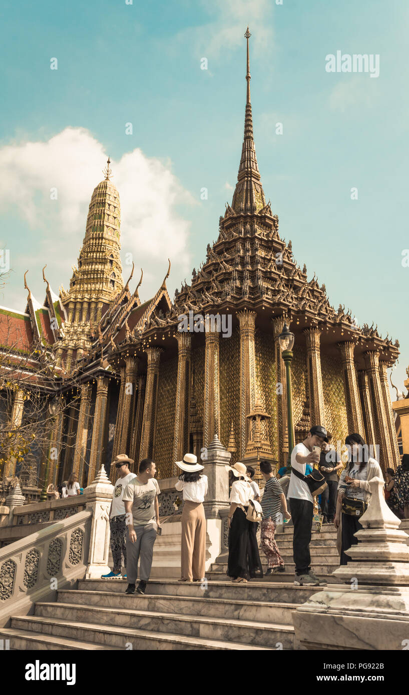 Bangkok, Thaïlande - 26 janvier 2018 : les touristes se rendant sur le Phra Mondop en Wat Phra Kaew (Wat Phra Sri Rattana Satsadaram) à Bangkok, Thaïlande. Banque D'Images