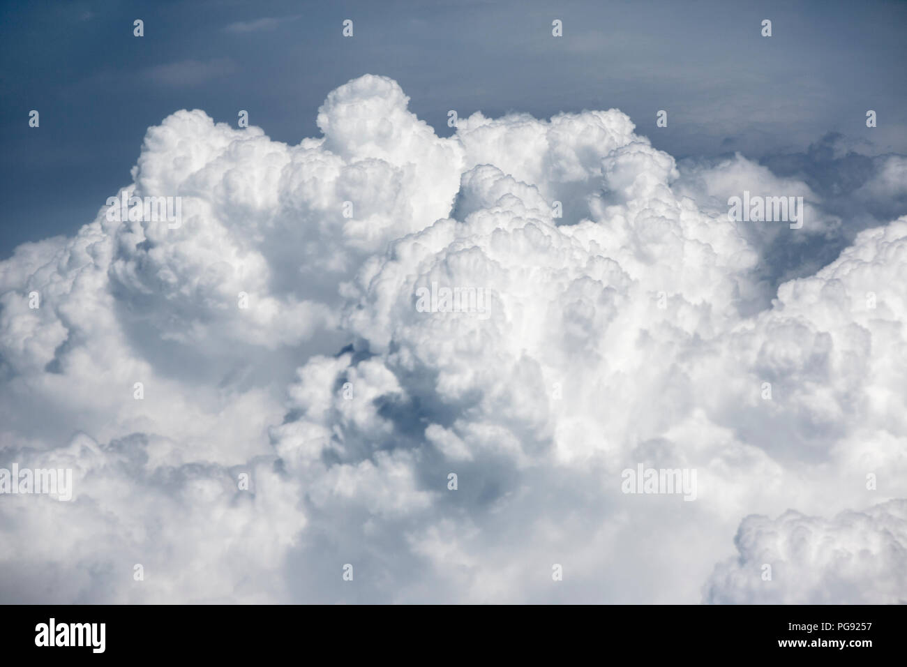 Une couche de nuages vu de très haute altitude. Nuage à partir de ci-dessus. Banque D'Images