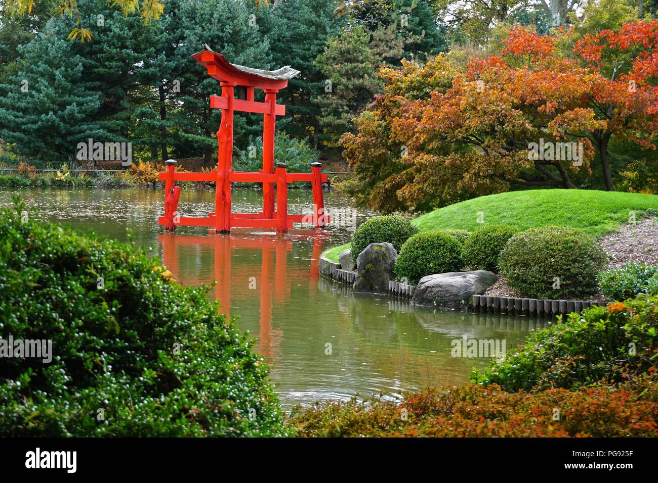 Jardin Botanique De Brooklyn Ny Le Torii Gateway Dans Le Hill Et Japonais Jardin De L Etang L Un Des Plus Anciens Jardins D Inspiration Japonaise En Dehors Du Japon Photo Stock Alamy