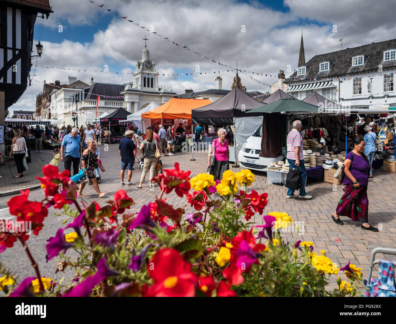 Saffron Walden Place du marché - jour de marché dans la ville de North Essex Saffron Walden Banque D'Images