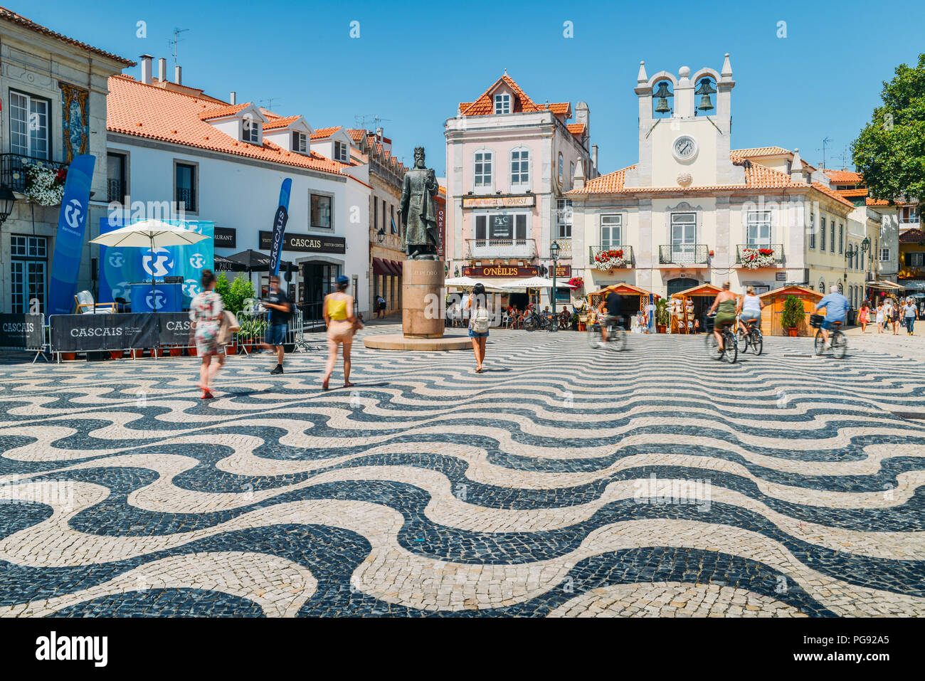 Touristes à la place centrale - Praca 5 de Outubro - avec beau modèle de chaussée et la statue de Dom Pedro à Cascais, Portugal Banque D'Images