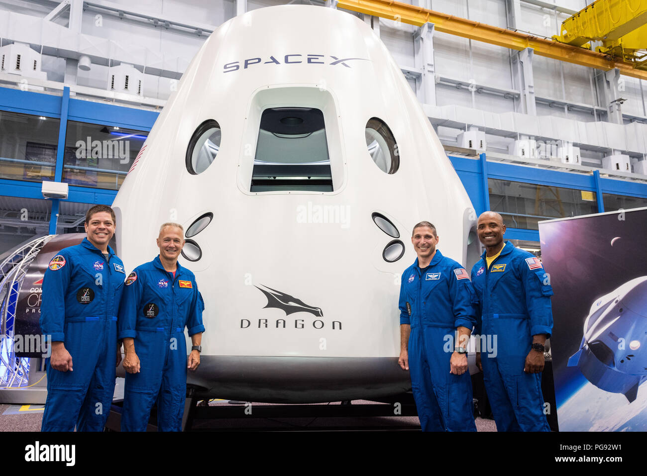 Quatre astronautes américains sélectionnés pour l'équipe commerciale d'affectations de vol sur SpaceX Dragon l'équipage se sont rassemblés devant une maquette de l'engin spatial au Centre spatial Johnson de la NASA à Houston, Texas, le 2 août 2018, avant l'annonce du 3 août. De gauche les astronautes de la NASA Bob Behnken et Doug Hurley sont affectés à la société au premier vol d'essai, et Mike Hopkins et Victor Glover ont été affectés à la première mission opérationnelle pour l'équipage SpaceX Dragon. Neuf astronautes américains ont été sélectionnés pour l'équipe commerciale d'affectations de vol sur les premiers vols et les missions pour Boeing's CST-100 15 et de l'espace Banque D'Images