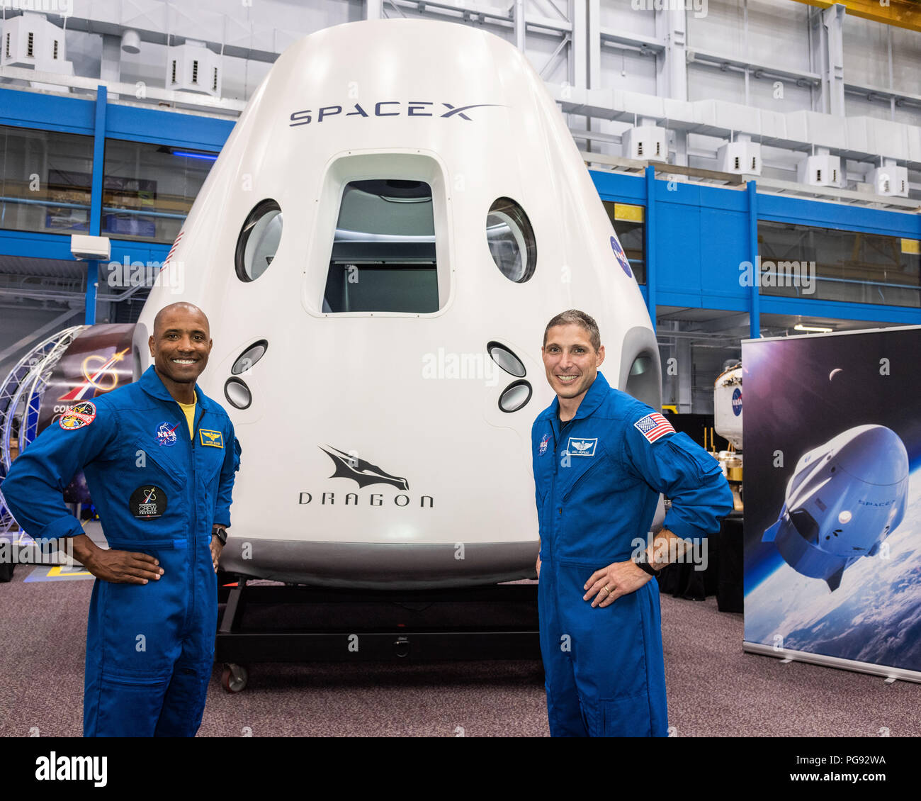 Les astronautes de la NASA Victor Glover et Mike Hopkins, attribué à voler sur la première mission opérationnelle de l'équipage SpaceX Dragon, posent devant une maquette de l'engin spatial au Centre spatial Johnson de la NASA à Houston, Texas, le 2 août 2018, avant l'annonce de l'agence commerciale de leur affectation de l'équipage du 3 août. Neuf astronautes américains ont été sélectionnés pour l'équipe commerciale sur les affectations de vol les premiers essais en vol et les missions opérationnelles pour la CST-100 de Boeing et l'équipage du Starliner SpaceX Dragon. Banque D'Images