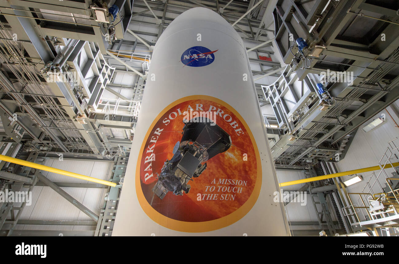 L'Alliance Lancement fusée Delta IV Heavy est vu avec carénage de la charge utile de la NASA et la sonde solaire Parker emblèmes, mercredi, le 8 août 2018, au lancement de 37 complexes, base aérienne de Cap Canaveral, en Floride. Sonde solaire Parker va voyager à travers l'atmosphère du Soleil, plus près de la surface que n'importe quel vaisseau spatial devant elle. Banque D'Images