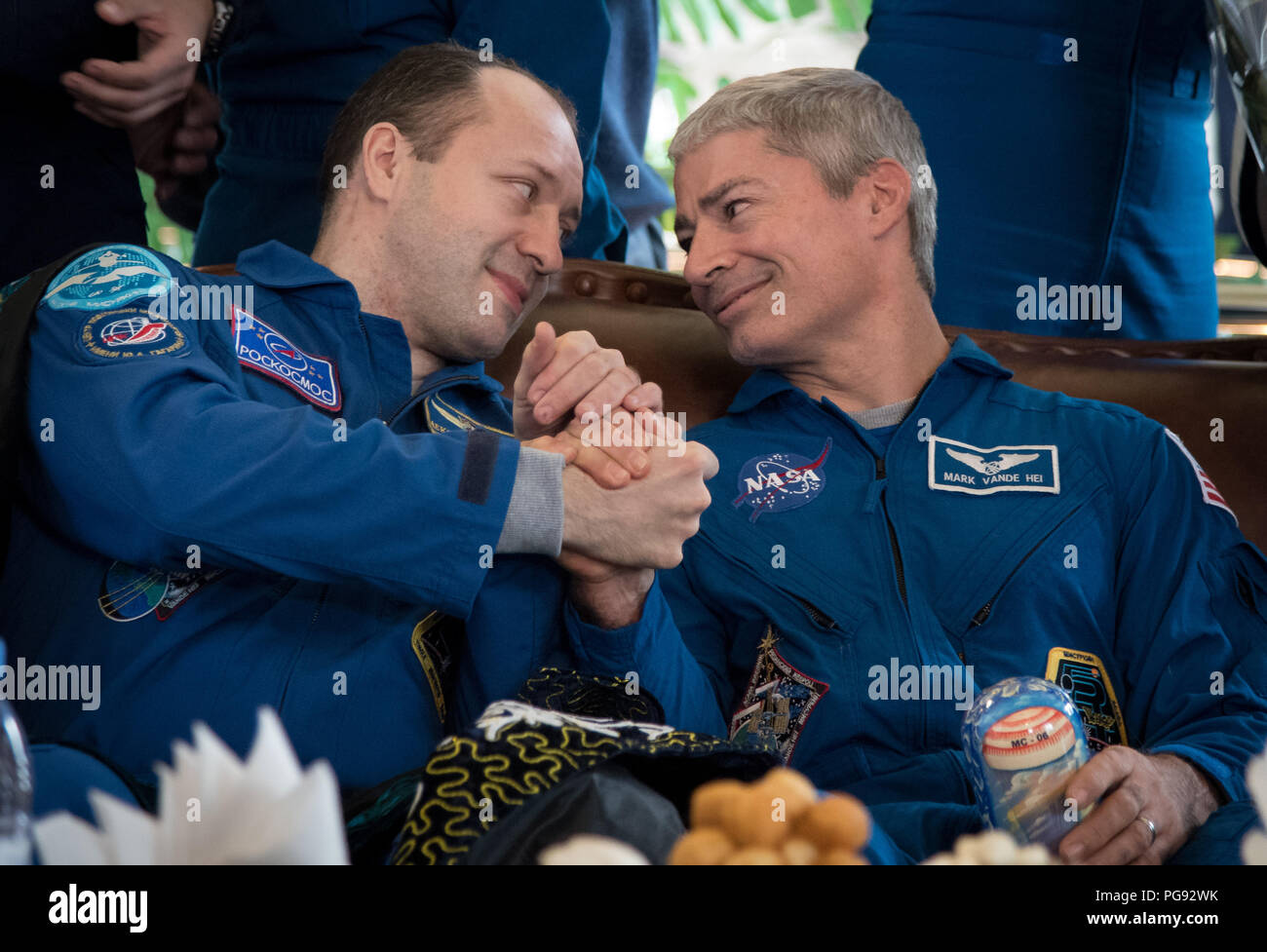 Les membres de l'équipage Expédition 54 Alexander Misurkinat de Roscosmos, à gauche, et l'astronaute de la NASA Mark Vande Hei observés au cours d'une cérémonie d'accueil à l'aéroport de Zhezkazgan Mercredi, 28 février, 2018. 27 février 2018 (heure de l'Est.) Vande Hei, et Misurkin retourné avec l'astronaute de la NASA Joe Acaba après 168 jours dans l'espace où ils ont servi en tant que membres de l'Expédition 53 et 54 équipages à bord de la Station spatiale internationale. Banque D'Images