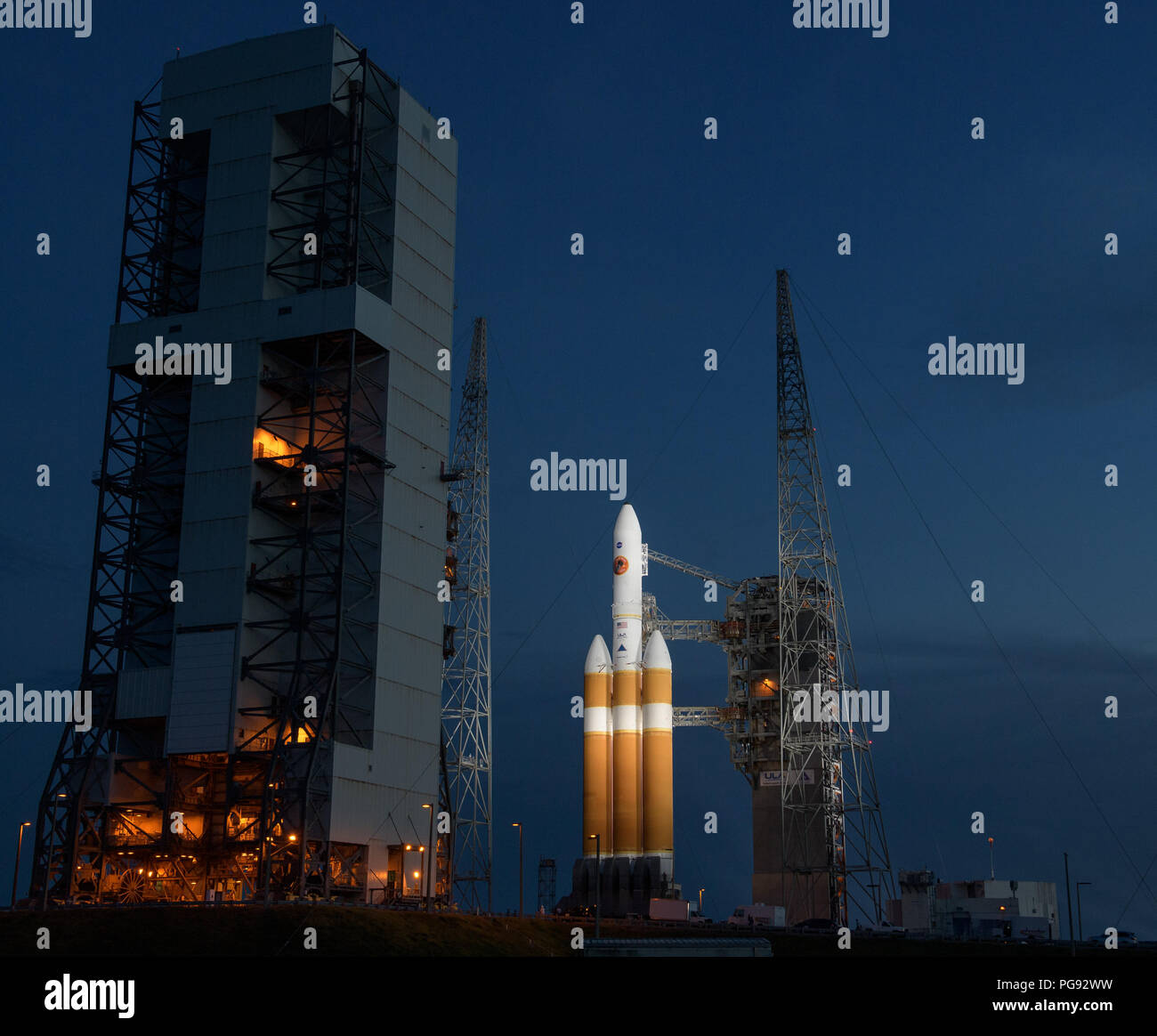 L'Alliance Lancement fusée Delta IV Heavy avec la sonde solaire Parker à bord est considérée peu après la tour de service mobile a été annulée, le Vendredi, Août 10, 2018, 37 complexes de lancement à Cap Canaveral Air Force Station en Floride. Parker Solar Probe est l'humanité de la toute première mission dans une partie de l'atmosphère du Soleil appelé la couronne. Ici il va explorer directement les processus solaires qui sont essentielles pour la compréhension et la prévision des conditions météorologiques spatiales qui peuvent avoir un impact sur la vie sur Terre. Banque D'Images