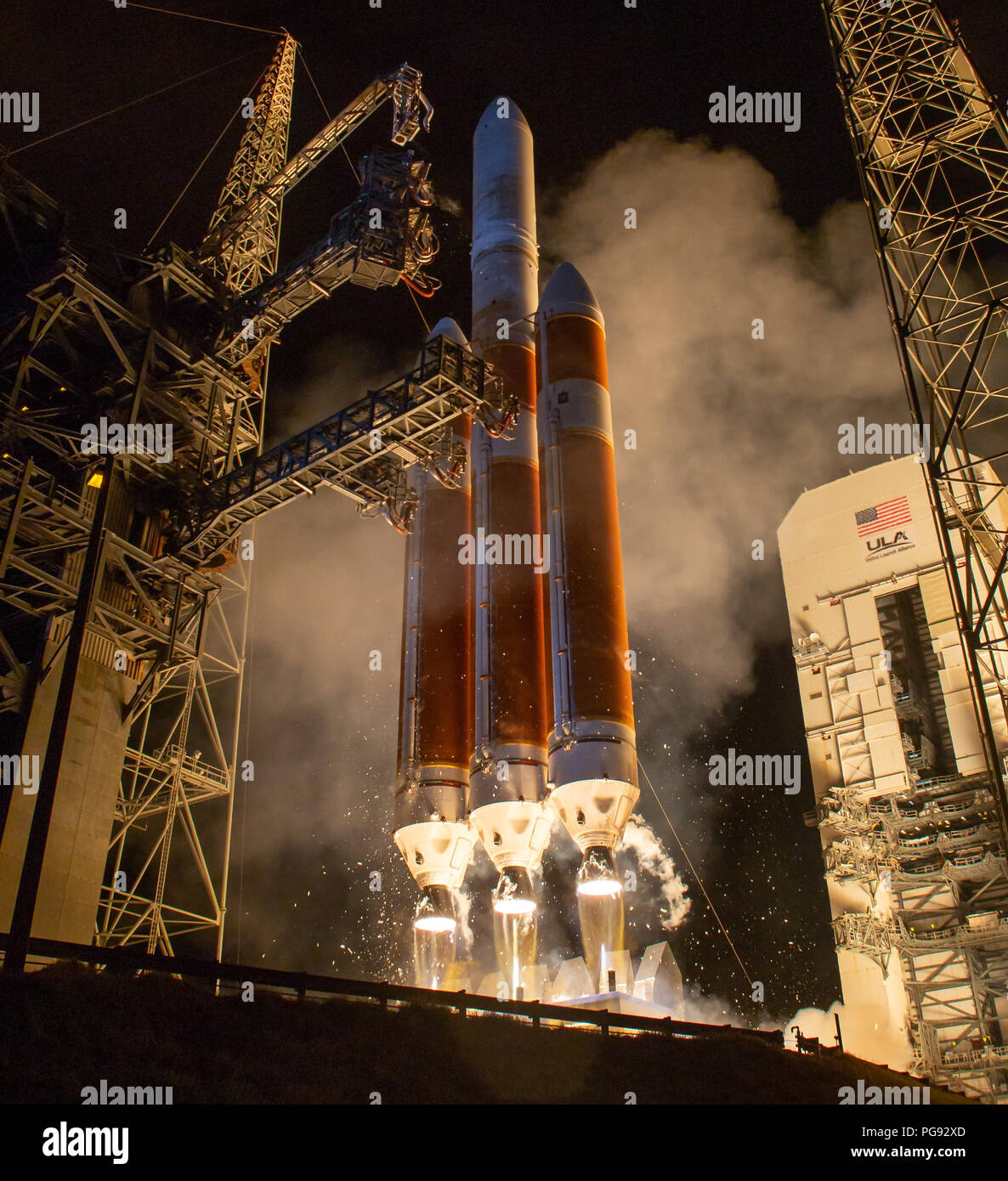 L'Alliance Lancement fusée Delta IV Heavy DE LA NASA lance la sonde solaire Parker de toucher le soleil, dimanche, Août 12, 2018 à partir de 37 complexes de lancement à Cap Canaveral Air Force Station, en Floride. Parker Solar Probe est l'humanité de la toute première mission dans une partie de l'atmosphère du Soleil appelé la couronne. Ici il va explorer directement les processus solaires qui sont essentielles pour la compréhension et la prévision des conditions météorologiques spatiales qui peuvent avoir un impact sur la vie sur Terre. Banque D'Images