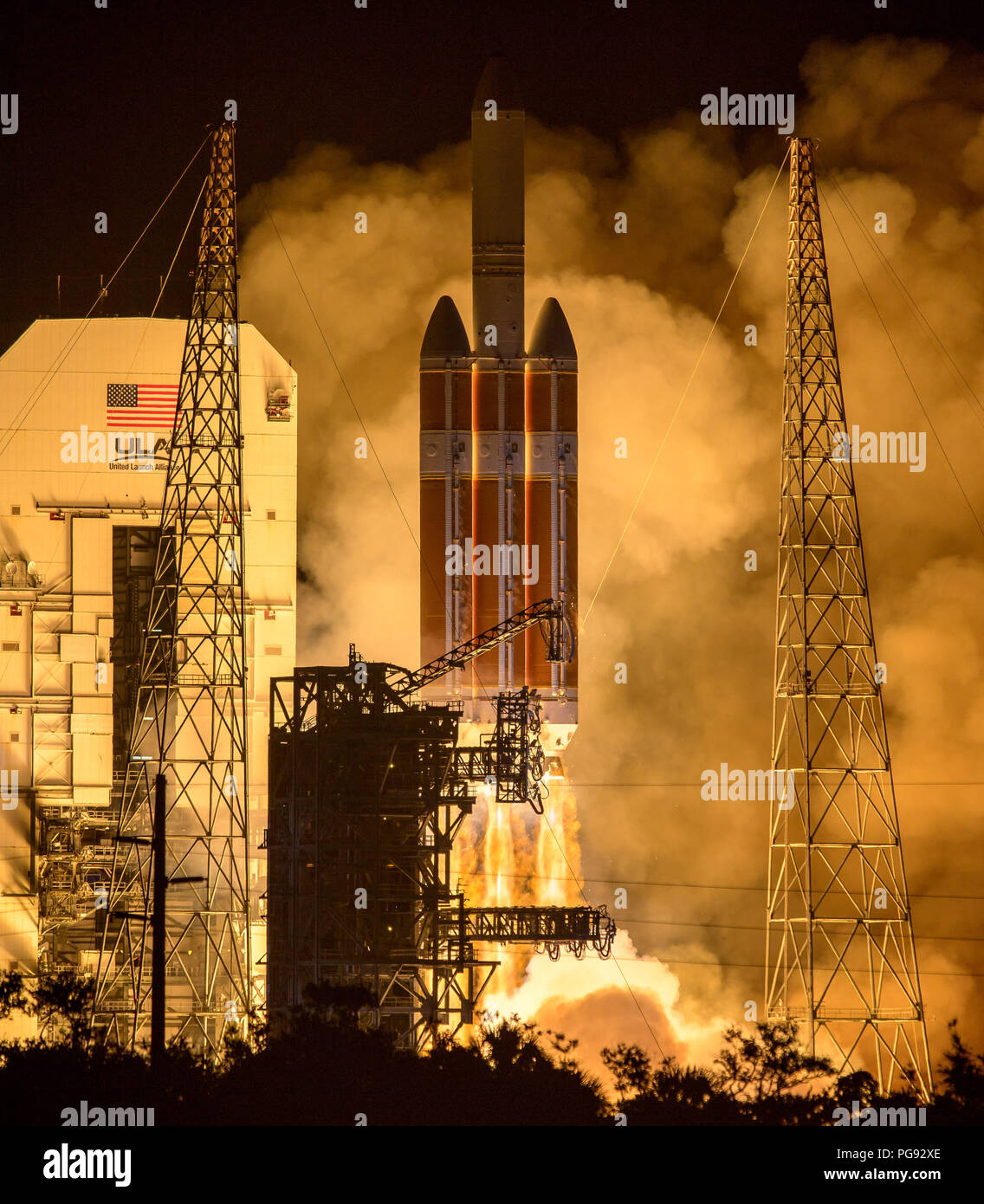 L'Alliance Lancement fusée Delta IV Heavy DE LA NASA lance la sonde solaire Parker de toucher le soleil, dimanche, Août 12, 2018 à partir de 37 complexes de lancement à Cap Canaveral Air Force Station, en Floride. Parker Solar Probe est l'humanité de la toute première mission dans une partie de l'atmosphère du Soleil appelé la couronne. Ici il va explorer directement les processus solaires qui sont essentielles pour la compréhension et la prévision des conditions météorologiques spatiales qui peuvent avoir un impact sur la vie sur Terre. Banque D'Images