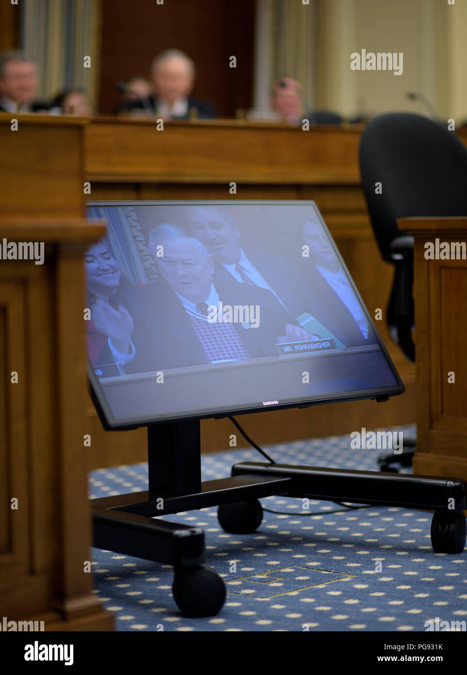Rempl. Dana Rohrabacher, R-Californie, est vu sur un moniteur au cours d'un comité de la Chambre sur la science, l'espace, et de la technologie, Sous-comité sur l'espace, de l'audition sommaire du Budget de la NASA pour l'année fiscale 2019, le Mercredi, Mars 7, 2018, à la maison de M. Rayburn Immeuble de bureaux à Washington. Banque D'Images