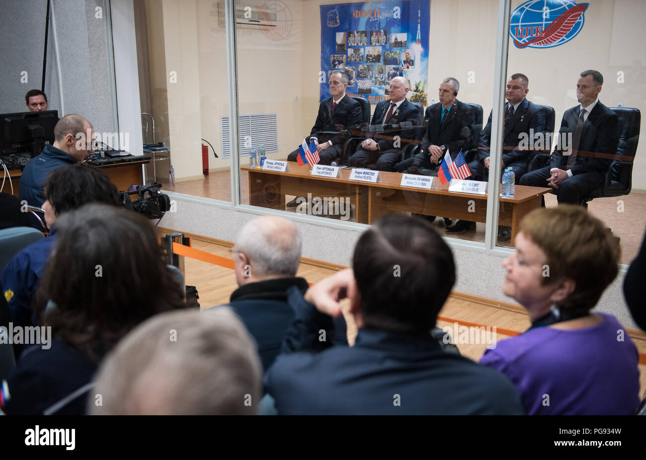 Les membres de l'équipage Expédition 55 premier Ricky Arnold de la NASA, gauche, Oleg Artemyev de Roscosmos, deuxième à gauche, et a appelé l'Feustel de NASA, centre, sont vues avec les membres de l'équipe de sauvegarde Alexey Ovchinin de Roscosmos, deuxième à partir de la droite, et de la NASA, Nick Haye droit, pendant la réunion de la Commission de l'état d'approuver le lancement de Soyouz 55 expédition à la Station spatiale internationale, le mardi 20 mars 2018. Arnold, Artemyev, et Feustel sont prévues pour le lancement de la Station spatiale internationale à bord du vaisseau Soyouz MS-08 le Mercredi, Mars, 21. Banque D'Images