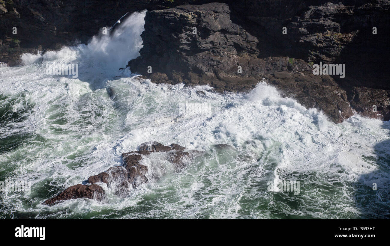 Vagues se brisant sur les rochers à la tête de la boucle sur la côte ouest de l'Irlande Banque D'Images