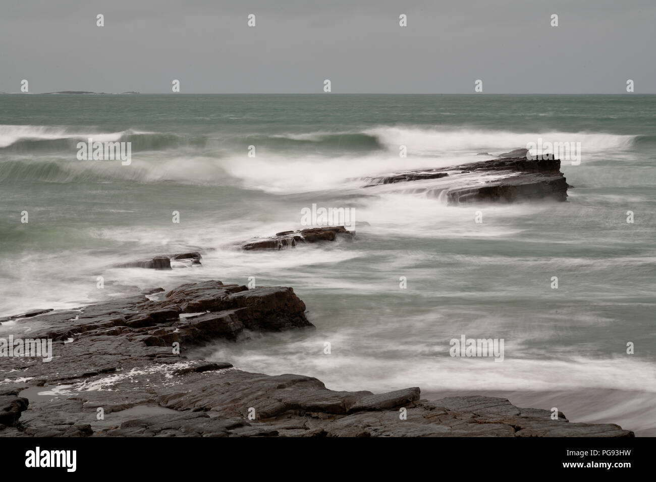 Vagues déferlantes à Spanish Point sur la côte ouest de l'Irlande Banque D'Images