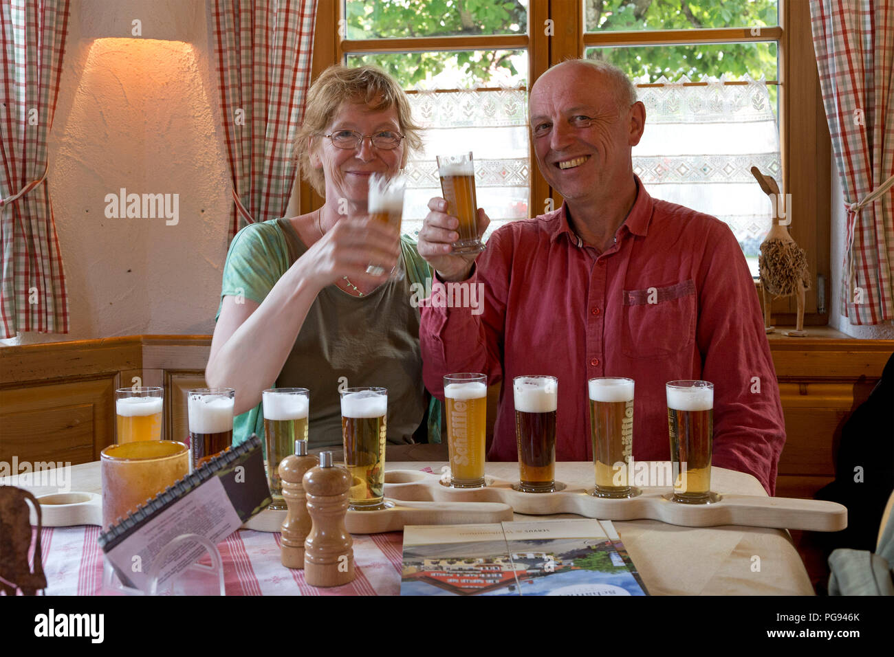 Dégustation de la bière au couple Brauereigasthof Schaeffler, Missen-Wilhams, Allgaeu, Bavaria, Germany Banque D'Images