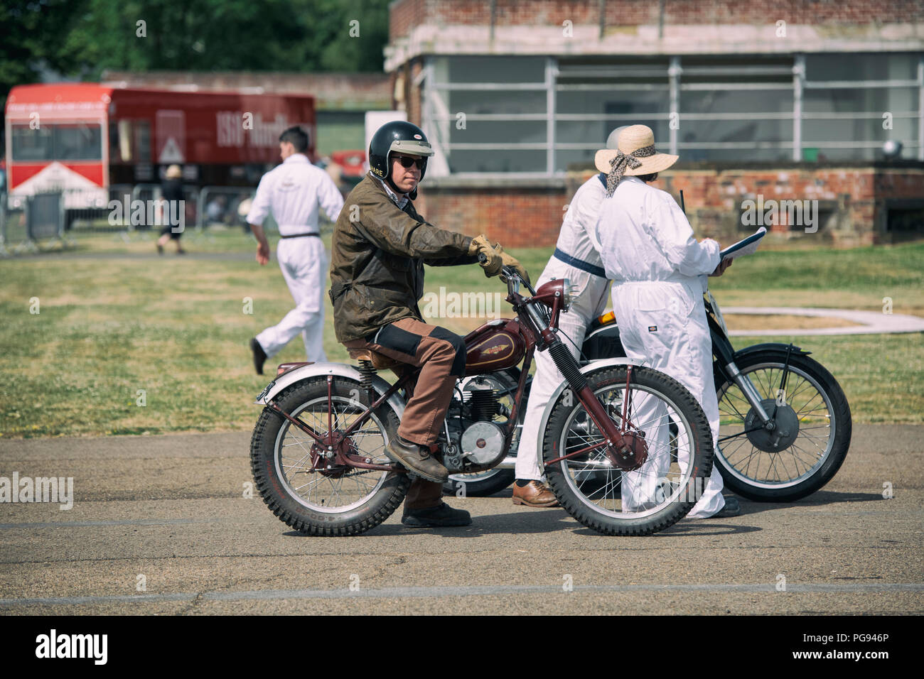 Man riding un commando James Vintage moto moto de trial au festival volant à Bicester Heritage Centre. L'Oxfordshire, Angleterre. Banque D'Images