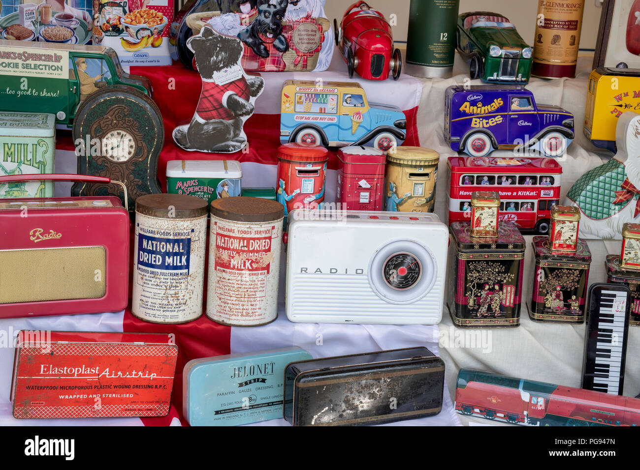 Vieux et boîtes de reproduction en vente sur un stand à un festival rétro vintage. UK Banque D'Images
