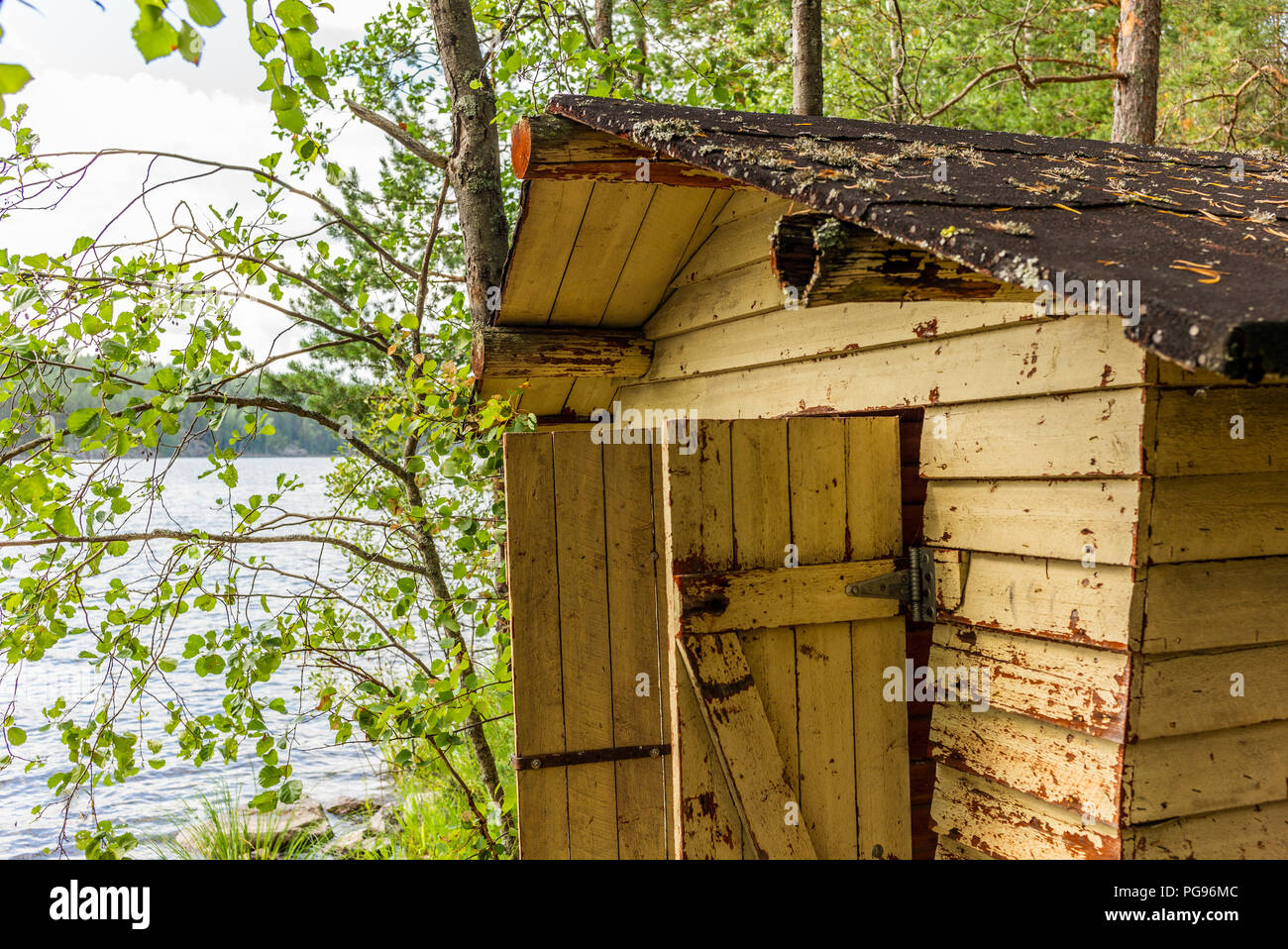 Deatil d'une vieille cabane en bois modification sur la rive du lac de Saimaa en Finlande - 2 Banque D'Images