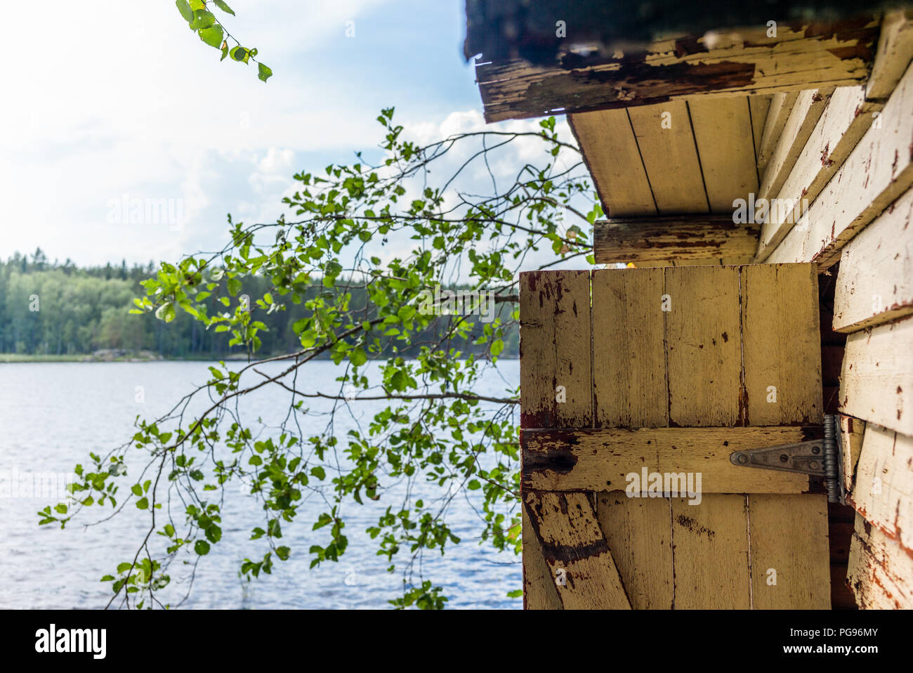 Deatil d'une vieille cabane en bois modification sur la rive du lac de Saimaa en Finlande - 5 Banque D'Images