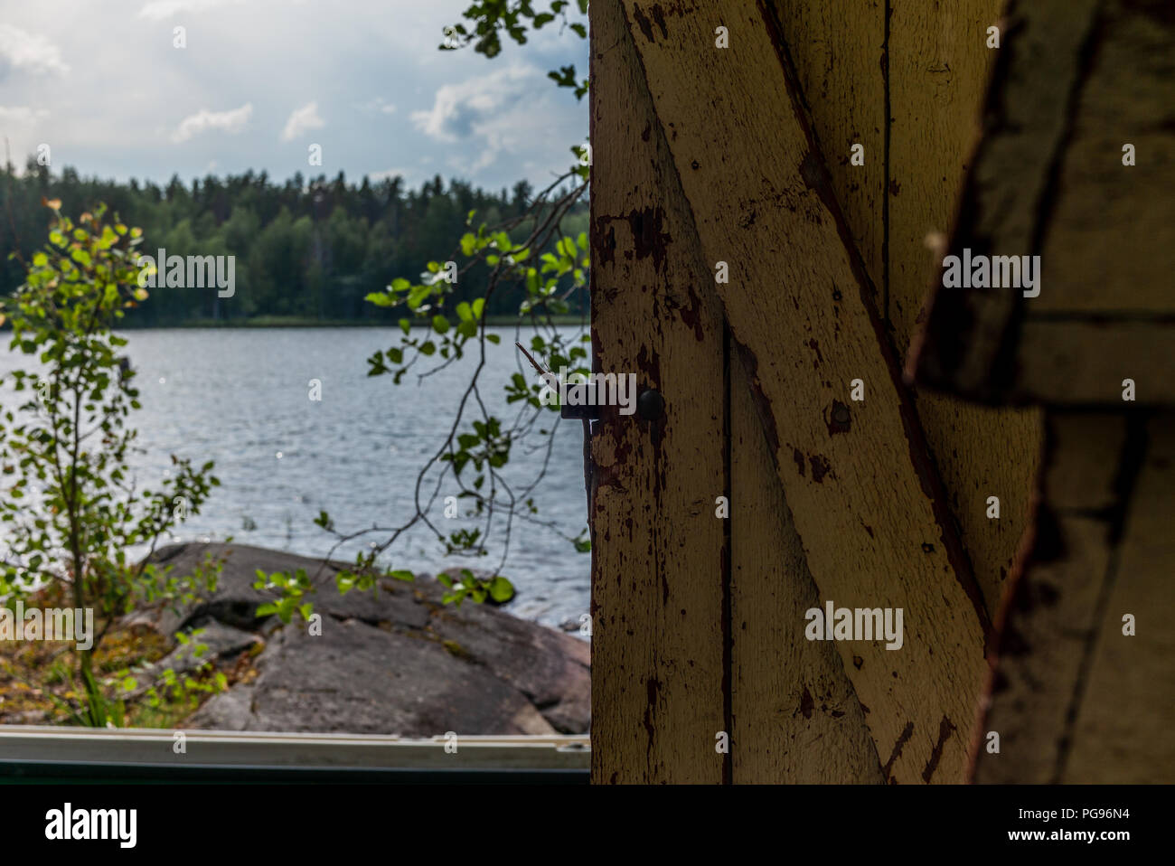 Deatil d'une vieille cabane en bois modification sur la rive du lac de Saimaa en Finlande - 6 Banque D'Images