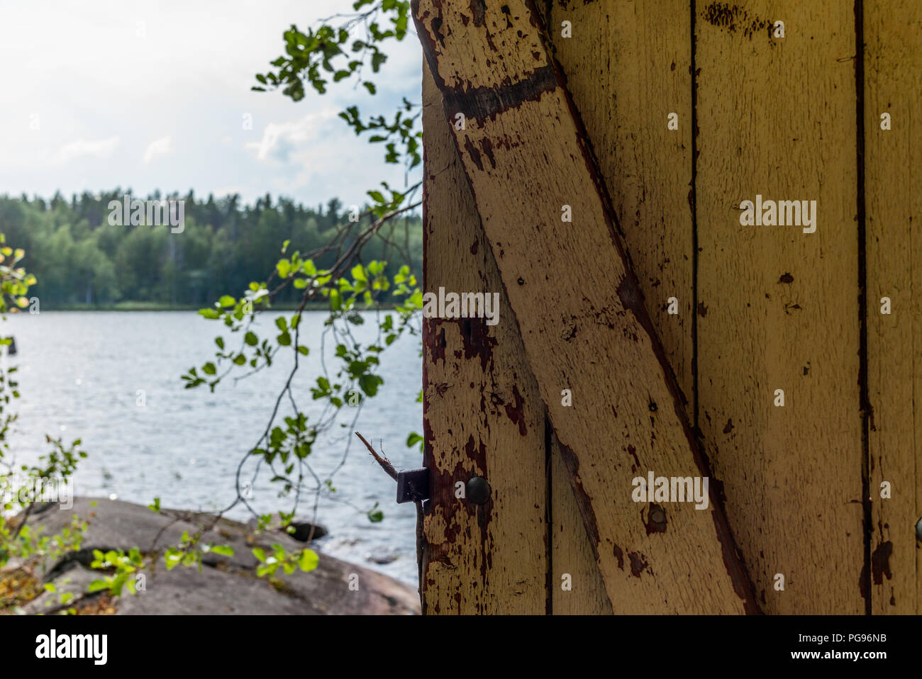 Deatil d'une vieille cabane en bois modification sur la rive du lac de Saimaa en Finlande - 8 Banque D'Images