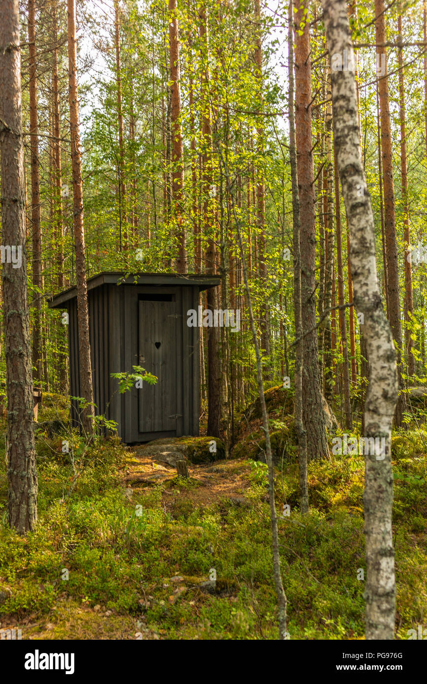 Les toilettes ('Hussi' en finnois) et cabine dans les terrains de camping dans le Parc National de Kolovesi - 2 Banque D'Images