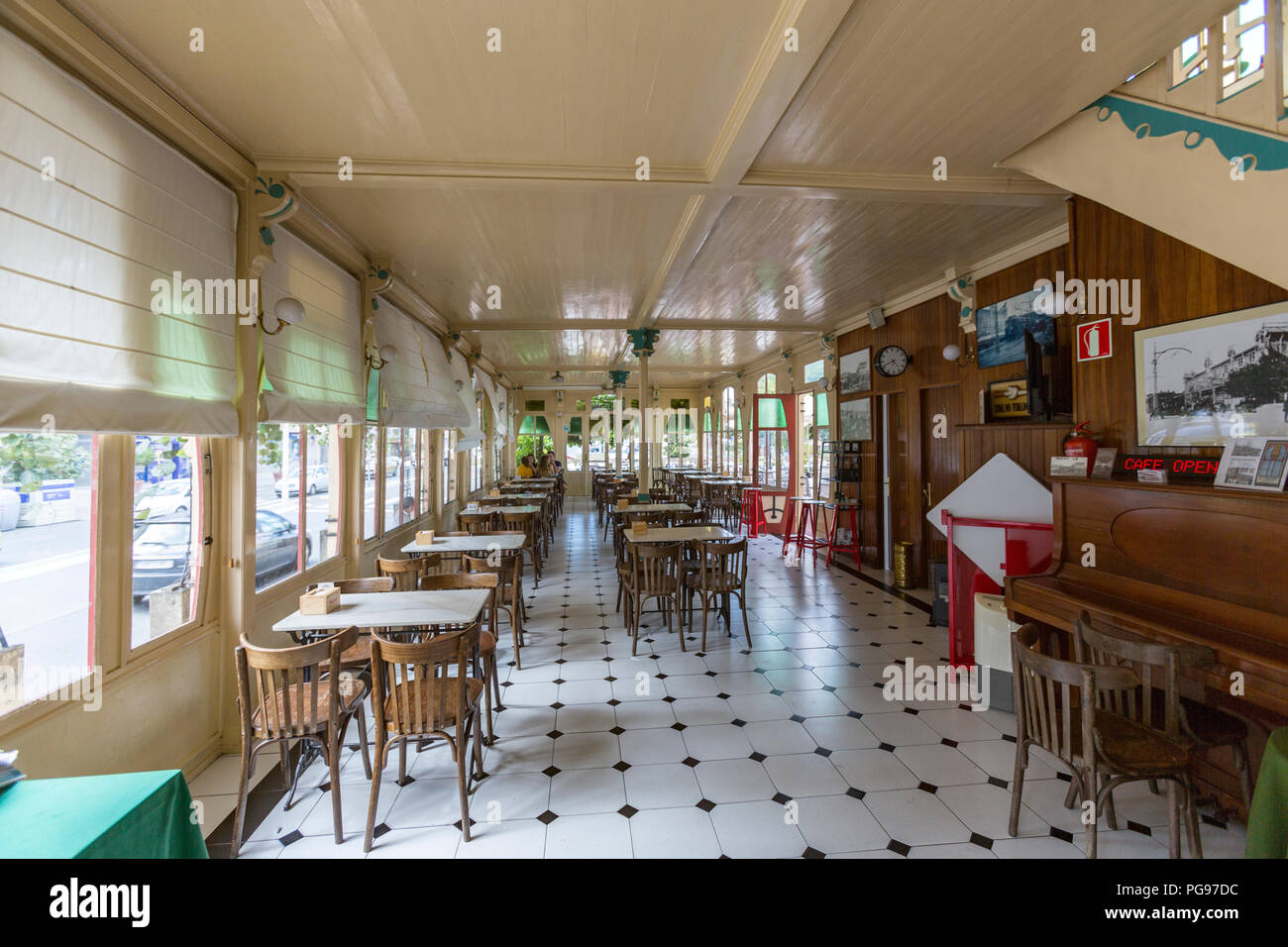 Intérieur de la "modernité" Café Restaurant La Terraza - Jazz par Antonio López Hernández architecte en 1912, Sada, La Corogne, Galice, Espagne Banque D'Images