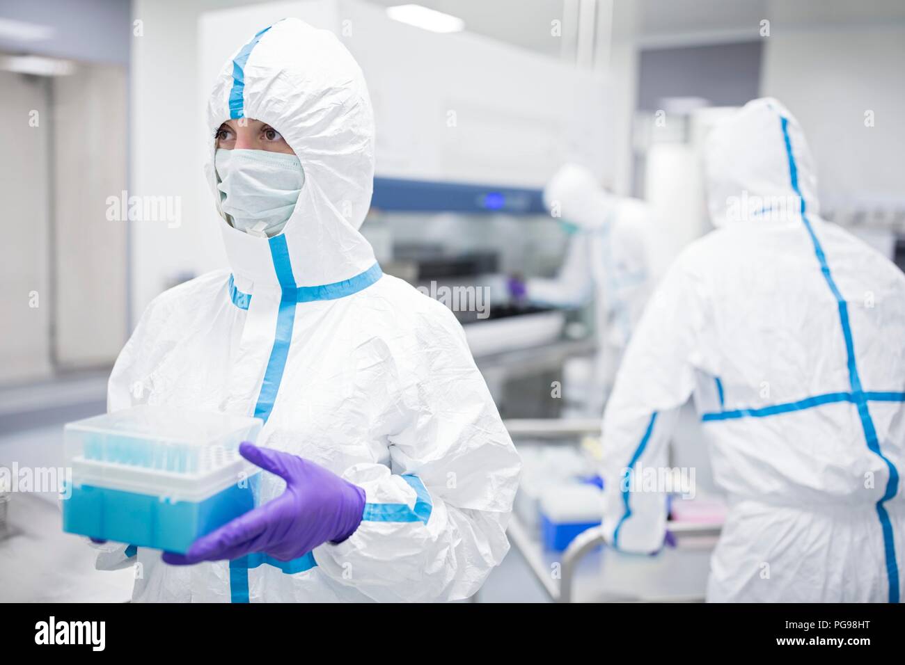 Technician holding dans des échantillons de cellules dans un laboratoire que les ingénieurs des tissus humains pour l'implant. Ces implants comprennent l'os et des greffes de peau. Banque D'Images