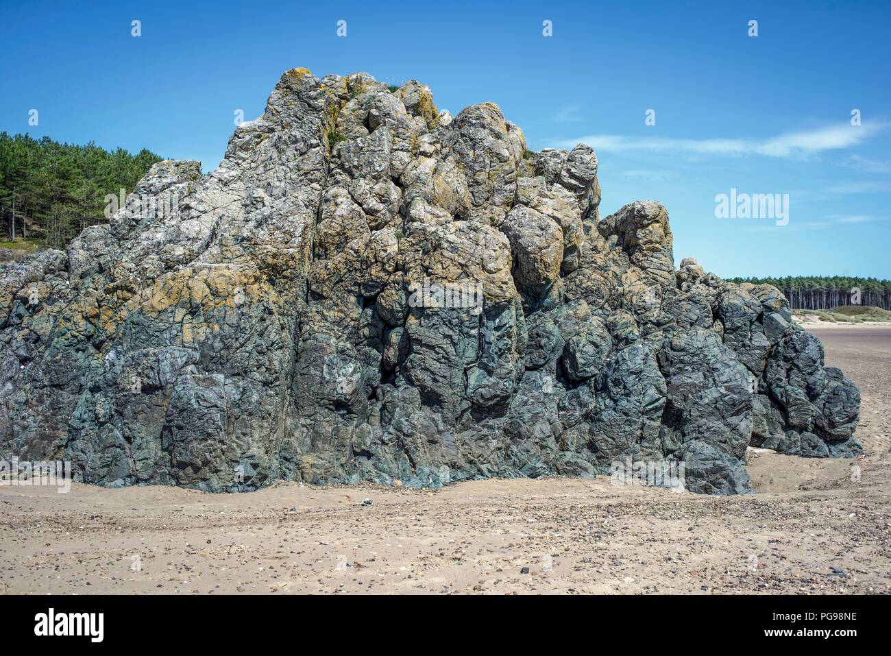 De laves basaltiques formées à partir de l'activité volcanique sous-marine entre 500 et 600 millions d'années. Photographié à Newborough Sands, Anglesey, Pays de Galles, Royaume-Uni. Banque D'Images