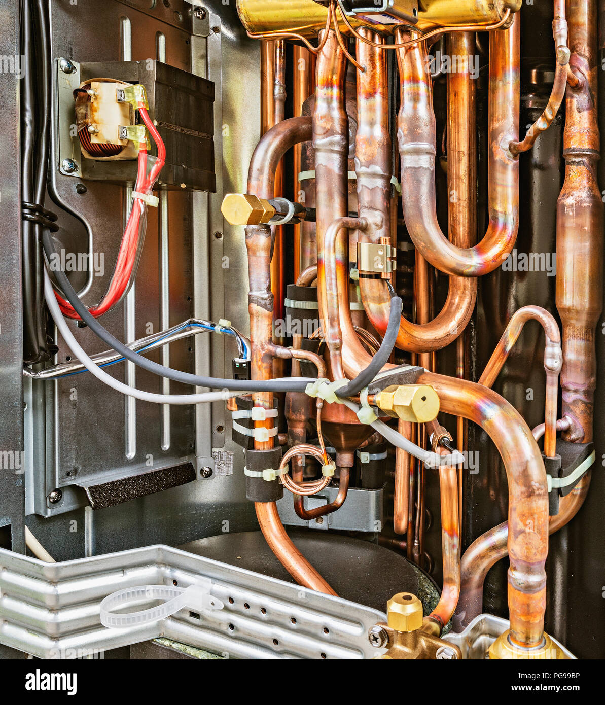 Tubes de métal à l'intérieur du nouveau matériel de climatisation. Banque D'Images
