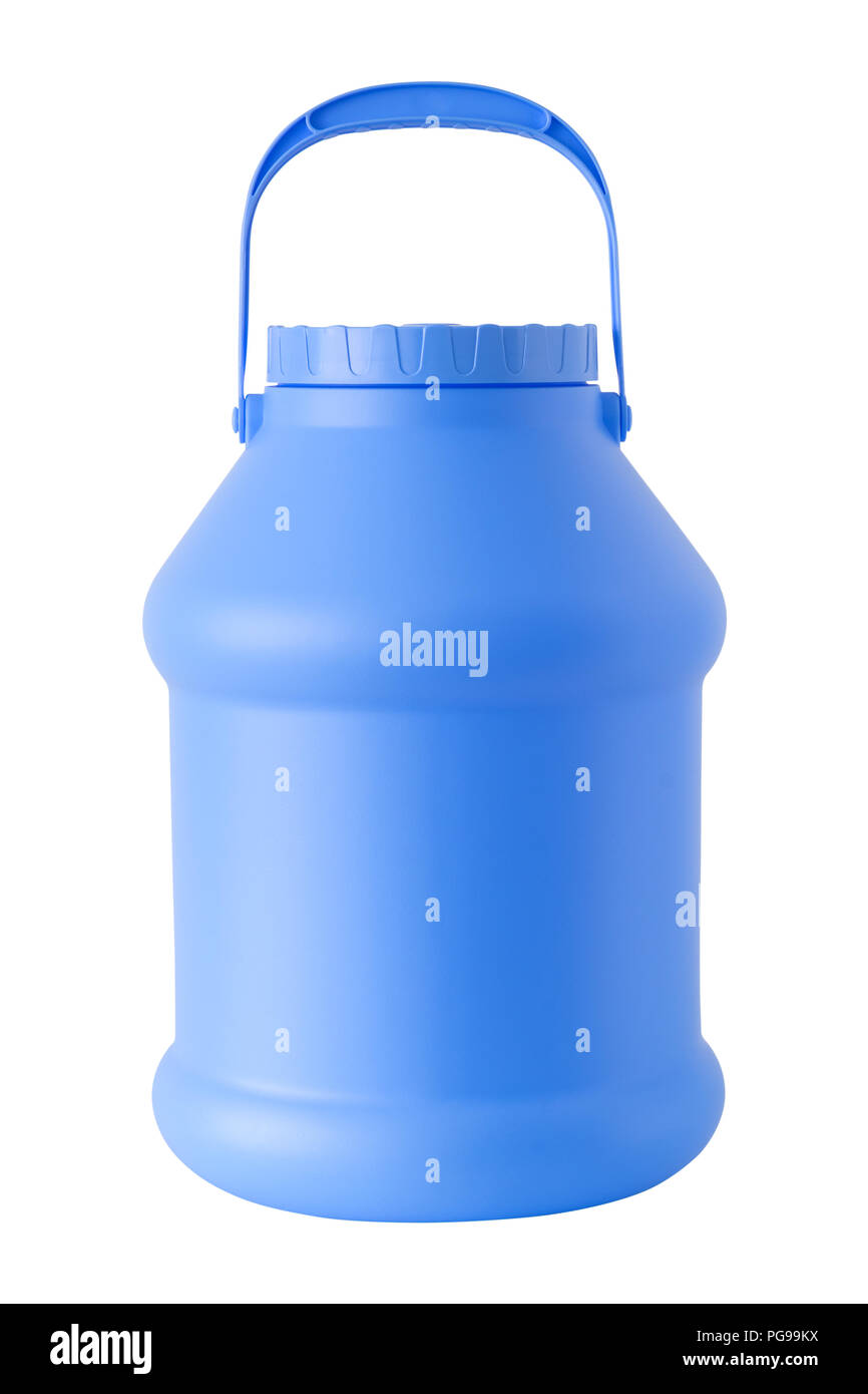L'eau en plastique et des liquides tonneaux. Bidon bleu ou un récipient avec couvercle et poignées, isolé sur fond blanc. Banque D'Images