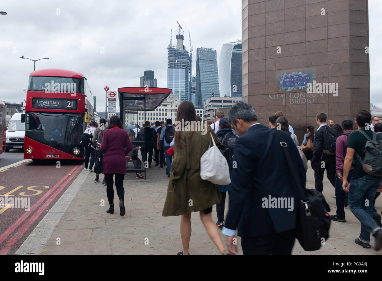 Les navetteurs matin sur le pont de Londres, Londres, Angleterre Banque D'Images