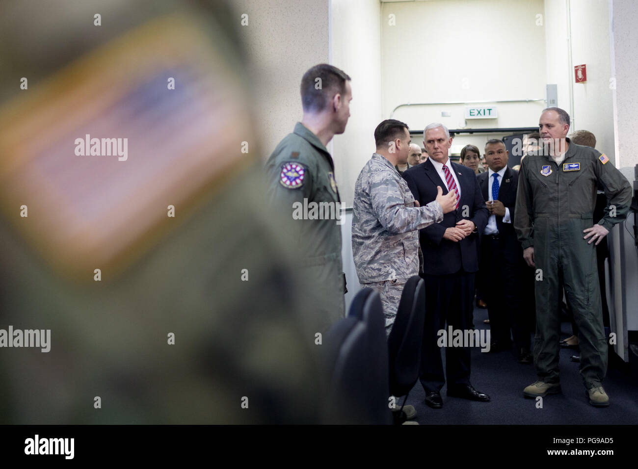 Vice-président Mike Pence participe à une visite guidée à pied de la conjointe U.S. Opérations Japonaises à Yokota Air Base, le jeudi 8 février 2018, à Tokyo, Japon. Vice-président du réseau PENCE Voyage en Asie Banque D'Images
