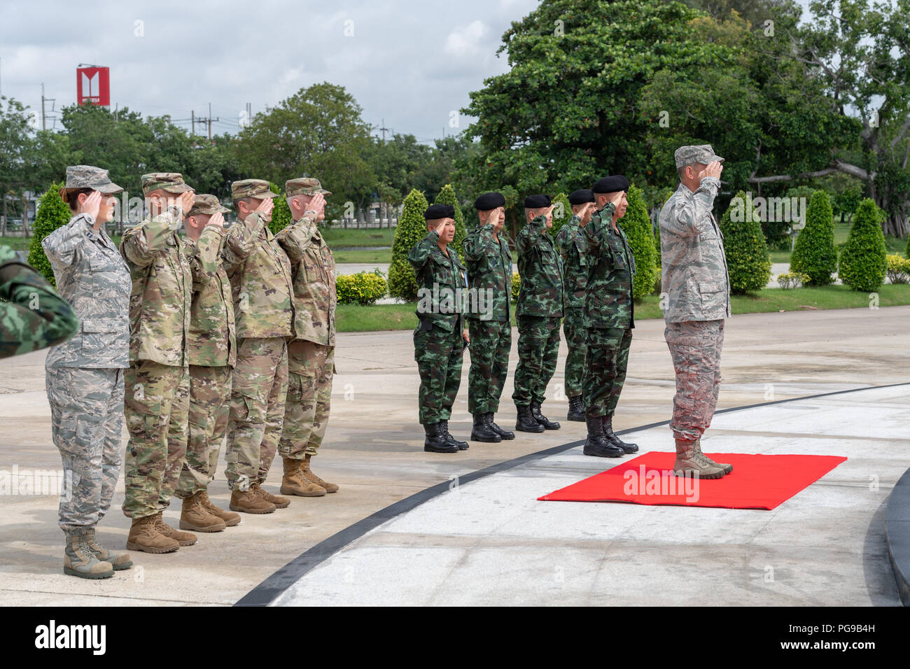 Des soldats et des aviateurs de l'Idaho National Guard montrer du respect pour le Roi Taksin le grand avant l'Hanuman Guardian 2018 Cérémonie d'ouverture à l'Armée royale thaïlandaise Centre en Thaïlande la cavalerie de Saraburi du province. Taskin est considéré comme le père de la cavalerie. Hanuman est un gardien 11 jours armée bilatérales à un exercice de l'armée qui renforce et développe la capacité de l'interopérabilité entre les États-Unis et les forces de l'Armée royale thaïlandaise. Banque D'Images