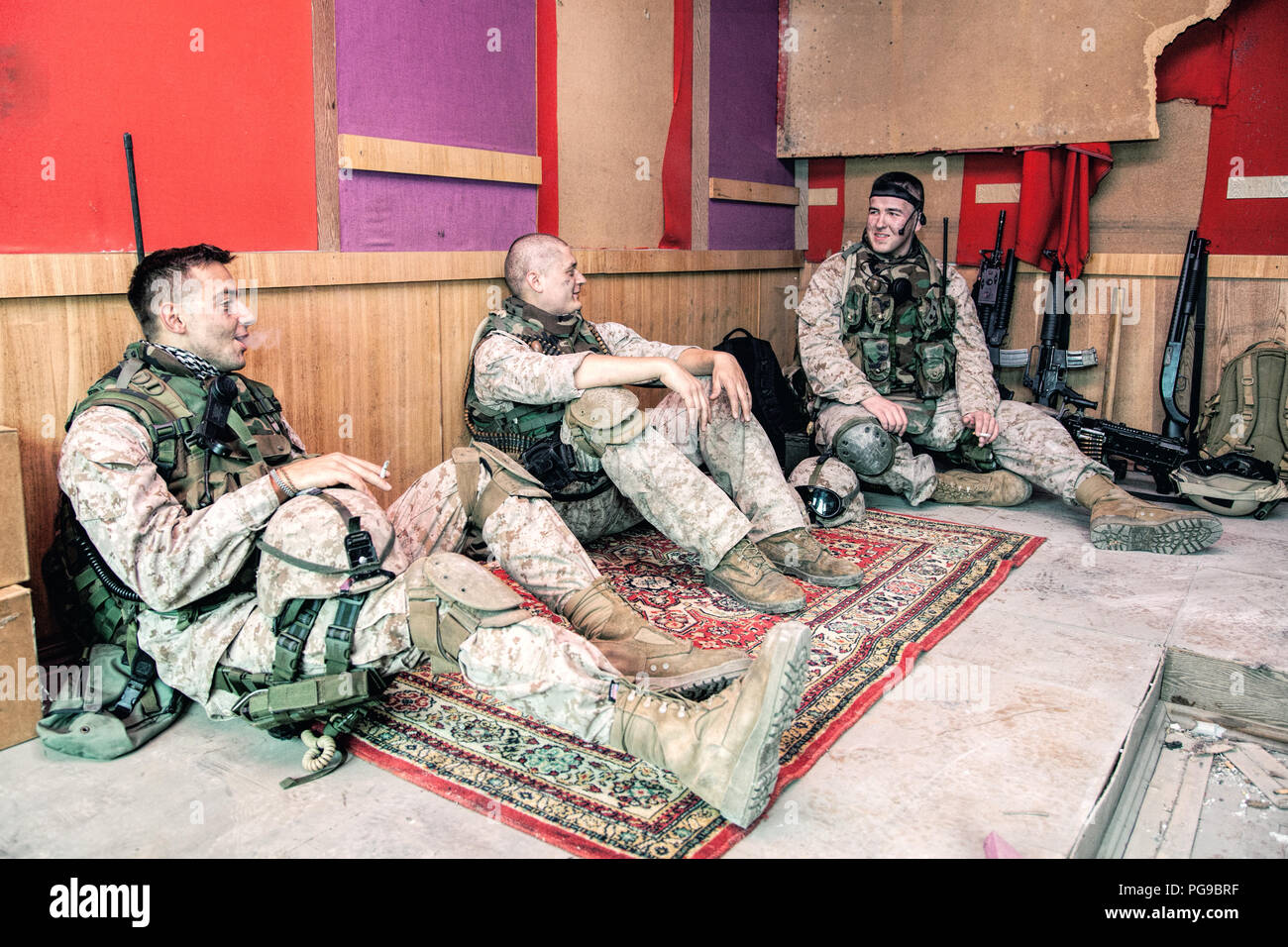 La communication et les soldats se reposant après mission sur outpost Banque D'Images