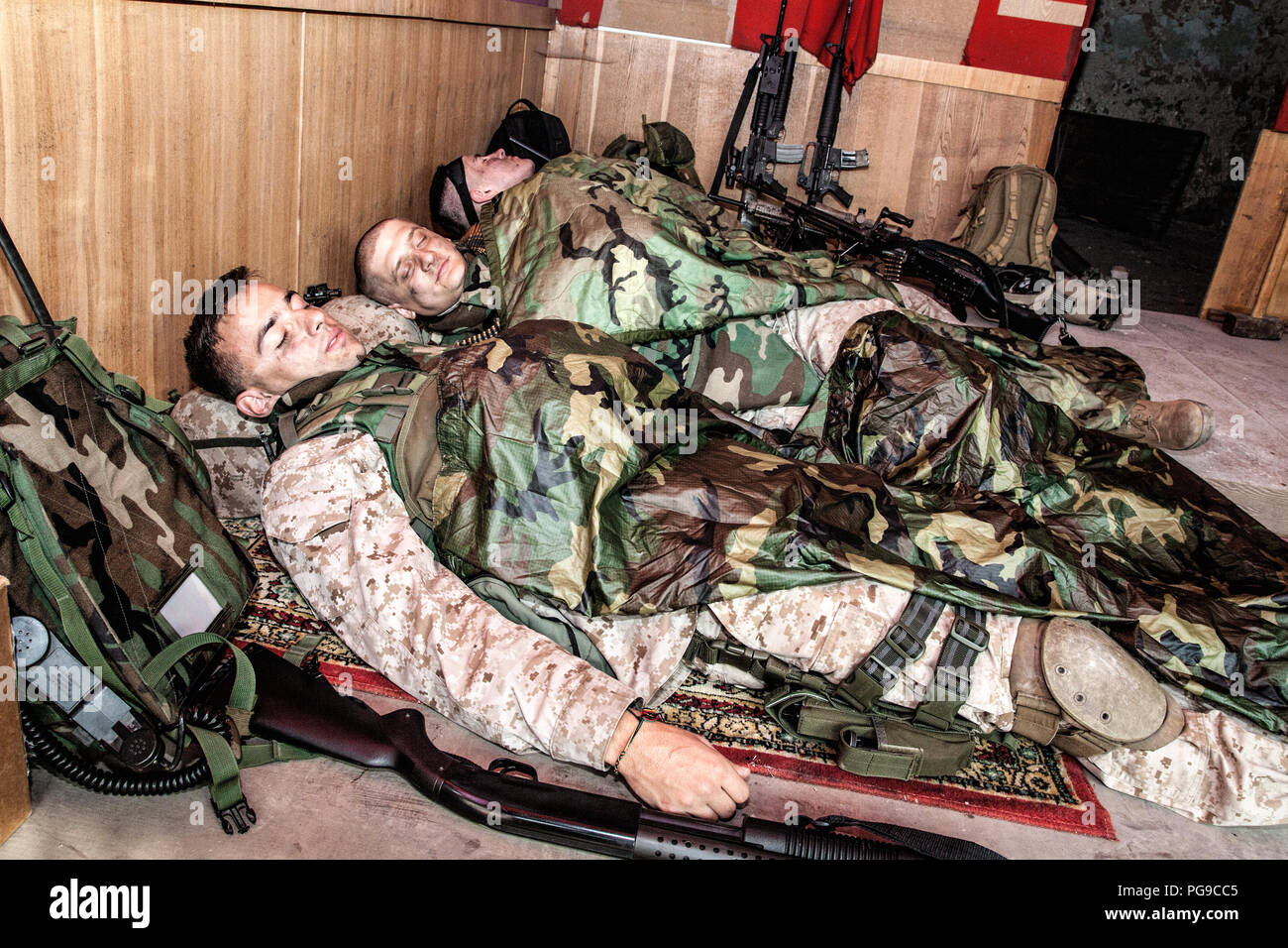 Les soldats fatigués de dormir sur sol à base temporaire Banque D'Images