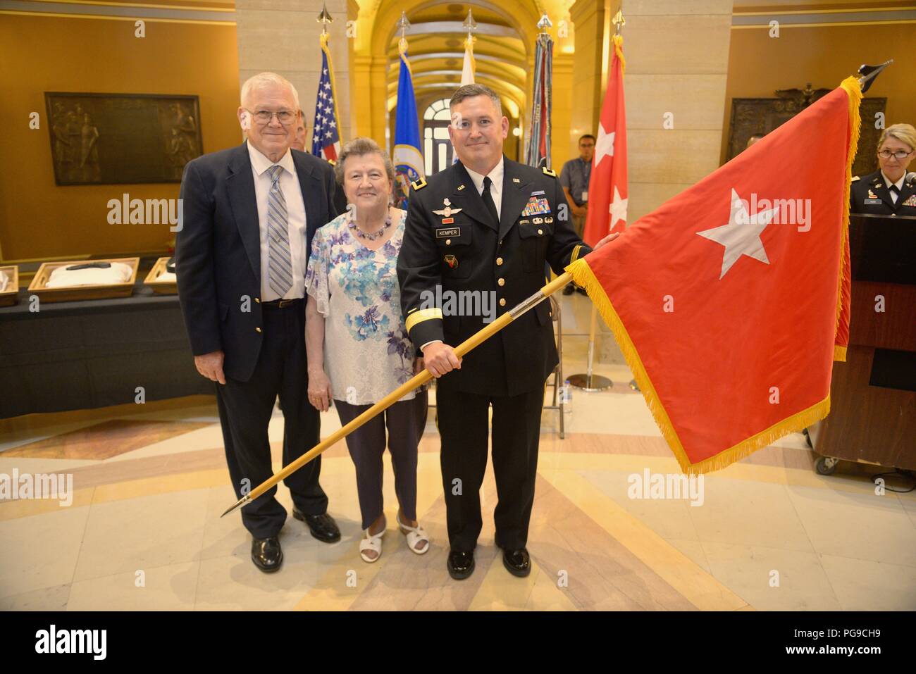 SAINT PAUL, Minnesota - Brig. Le général Charles Kemper, le Commandant général adjoint pour le soutien de la Garde nationale du Minnesota's 34e Division d'infanterie, Red Bull est promu au cours d'un événement au Minnesota State Capitol le Août 20, 2018. La promotion vient comme Kemper et environ 600 de ses camarades Red Bulls se préparent en vue de leur prochain déploiement pour le Moyen-Orient plus tard cette année. Banque D'Images