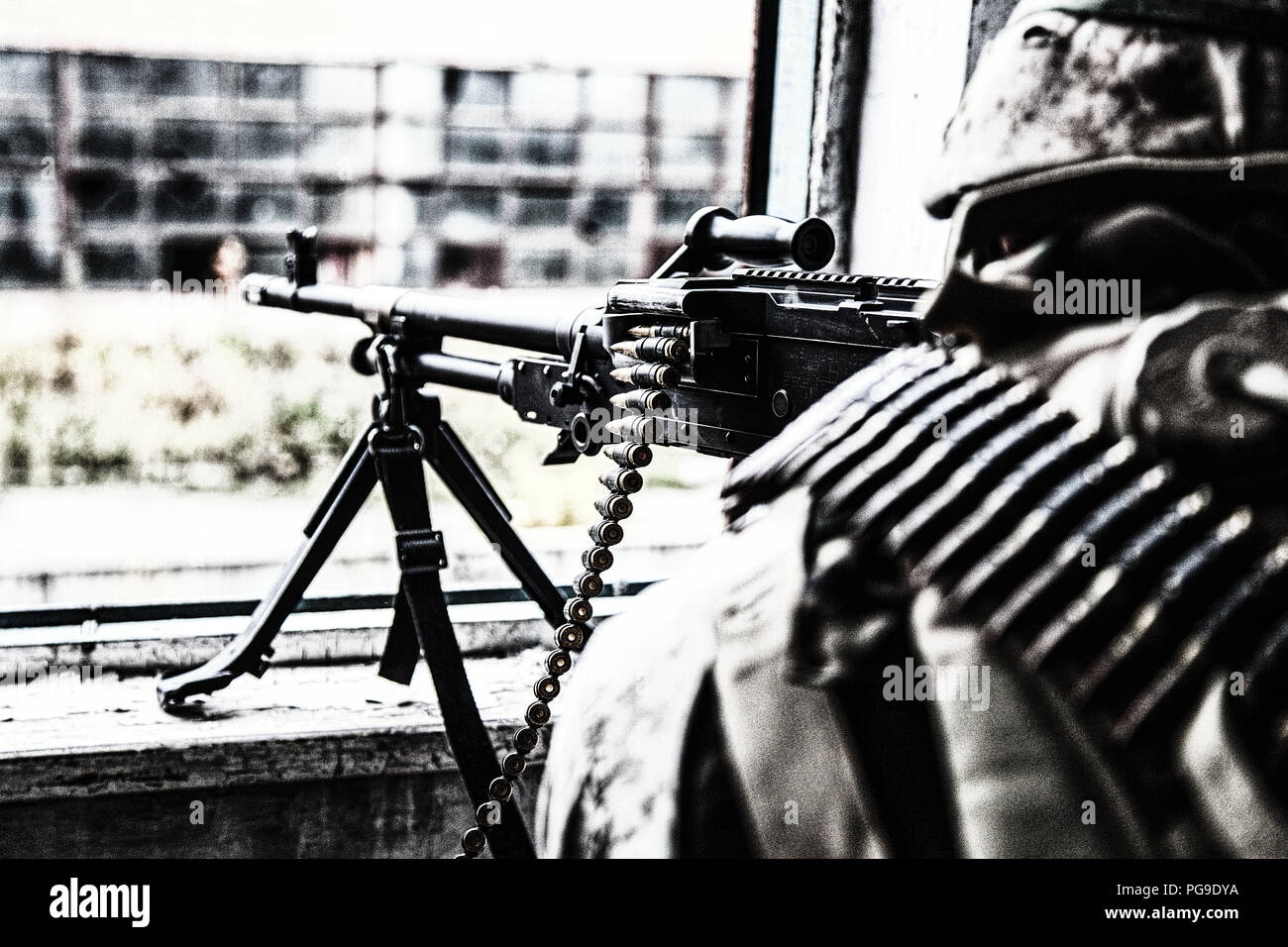 Commando soldat mitrailleur tirant à partir de la fenêtre . Banque D'Images